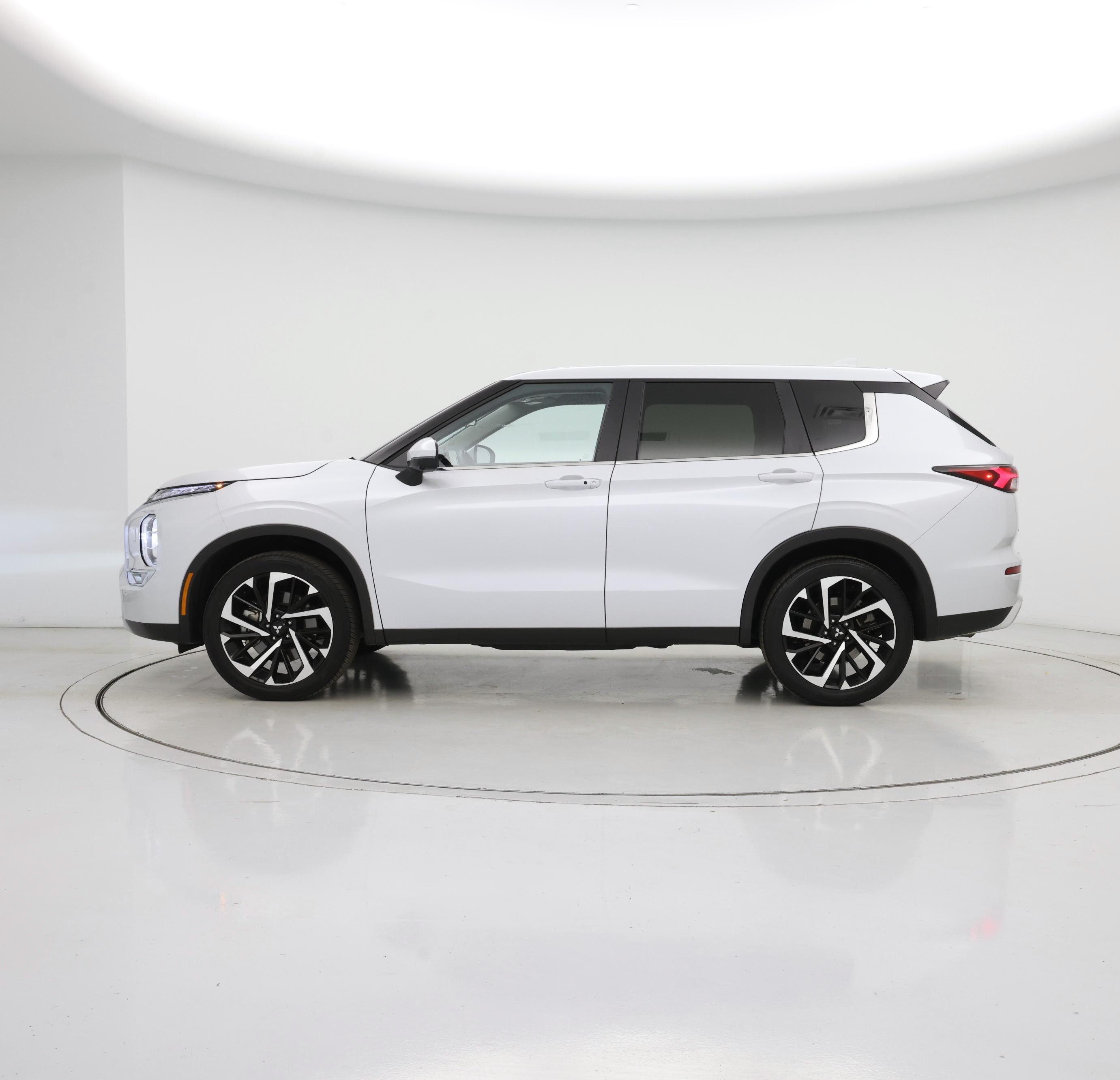 Thumbnail: 2024 Mitsubishi Outlander - 3