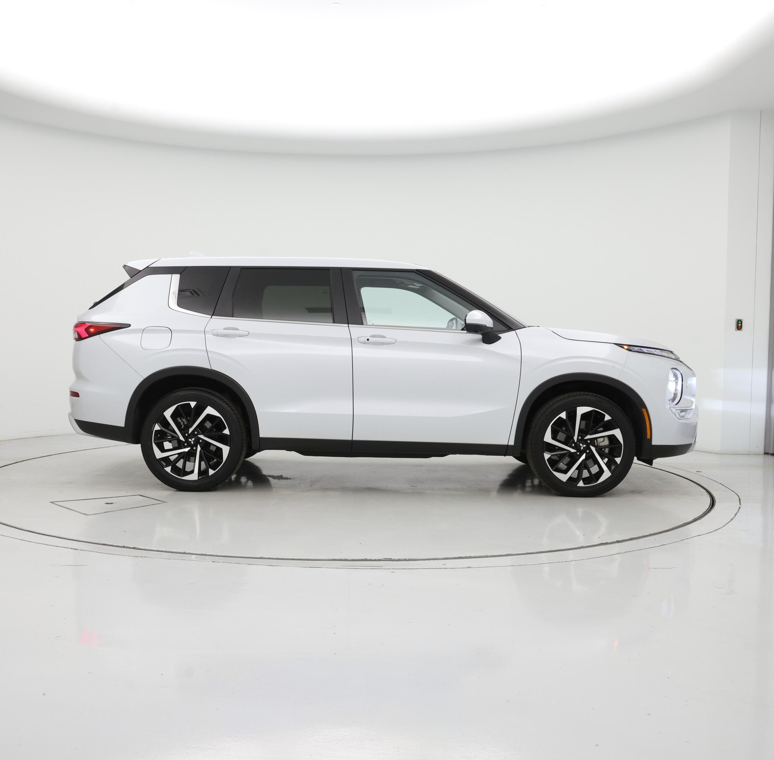 Thumbnail: 2024 Mitsubishi Outlander - 7