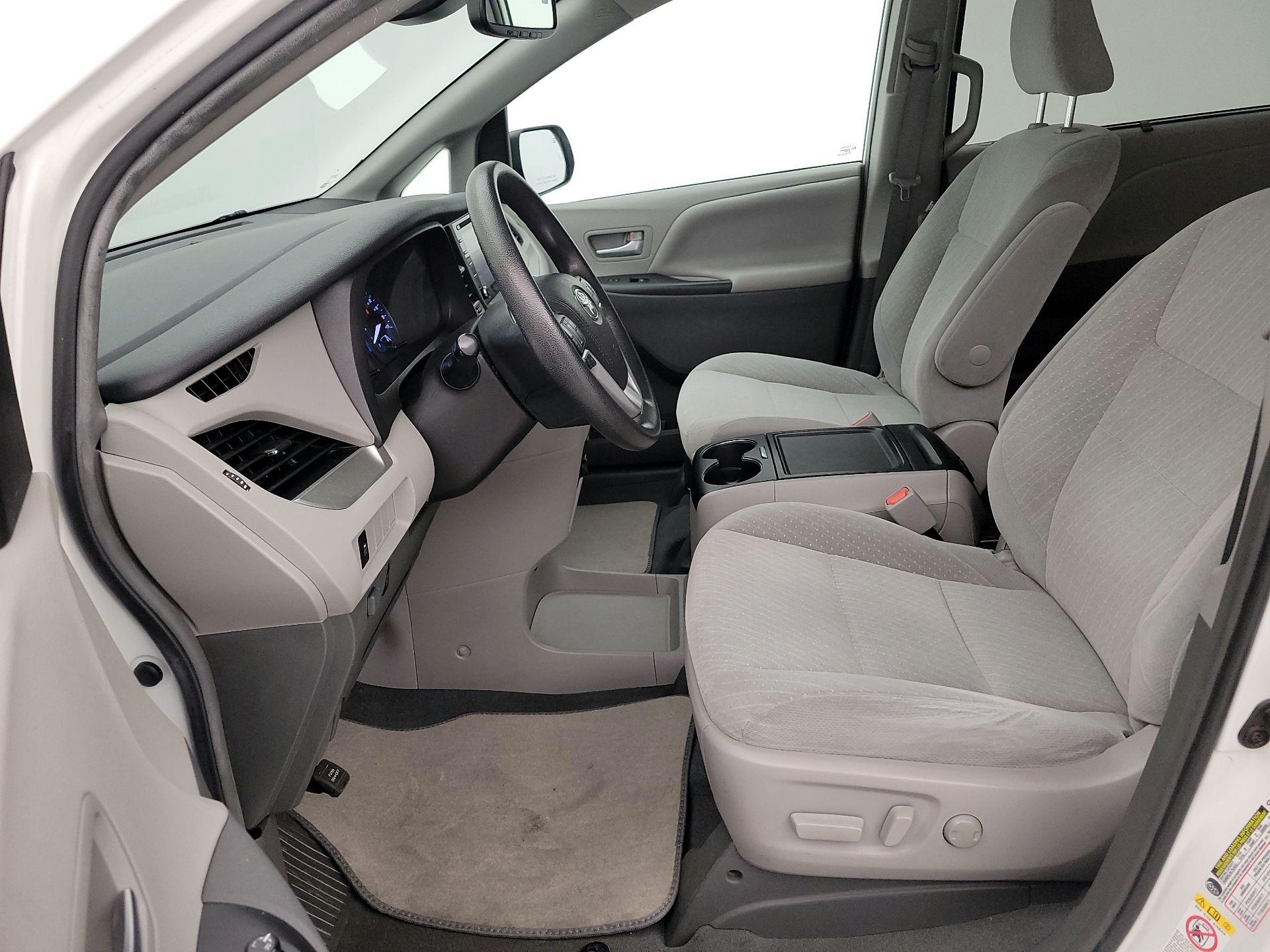 Thumbnail: 2019 Toyota Sienna - 11