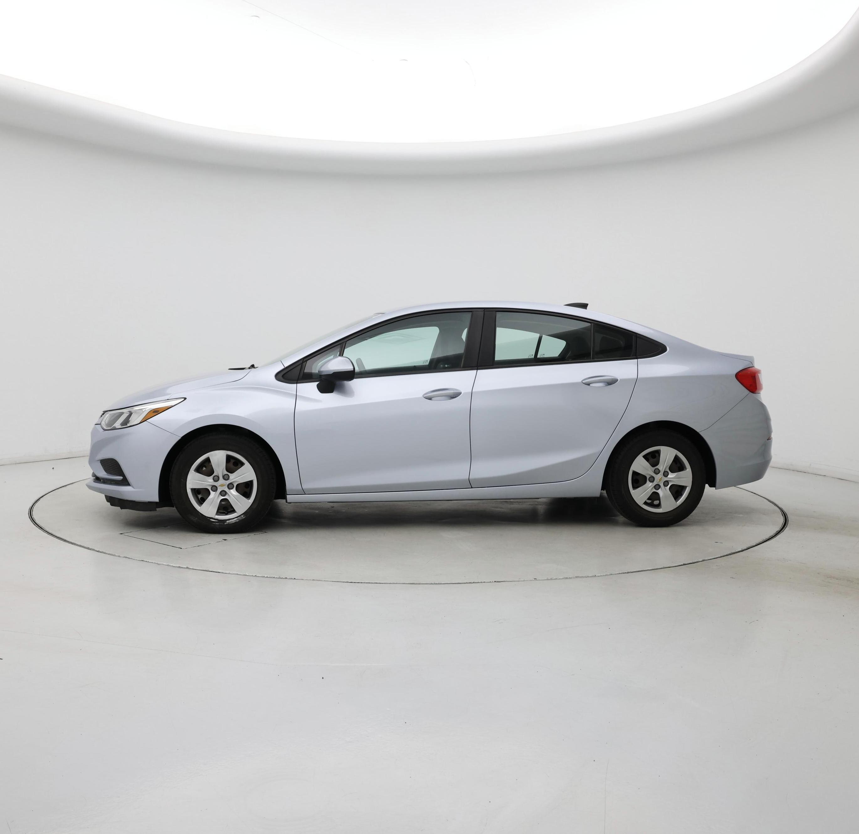 Thumbnail: 2017 Chevrolet Cruze - 3