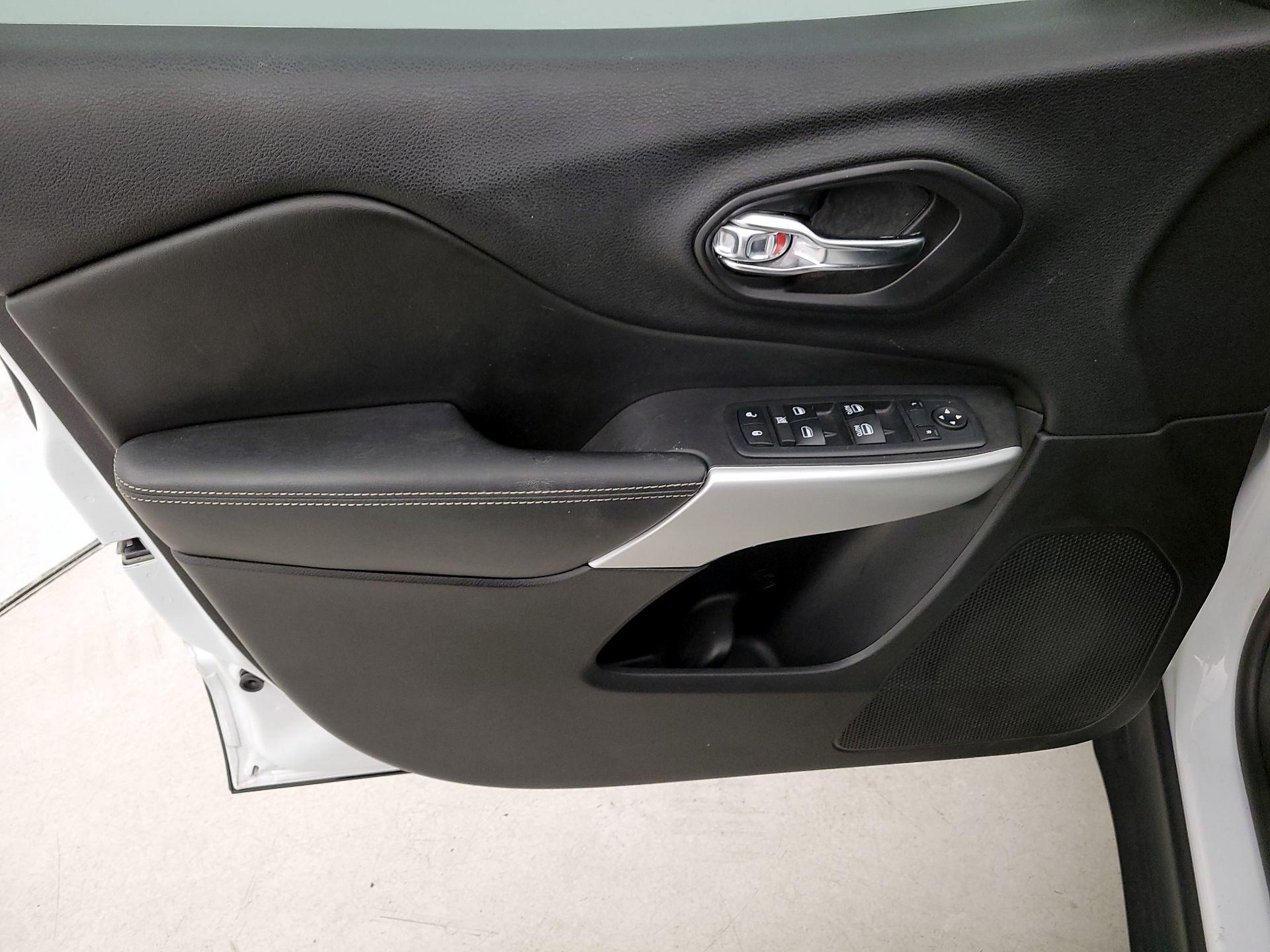 Thumbnail: 2018 Jeep Cherokee - 12