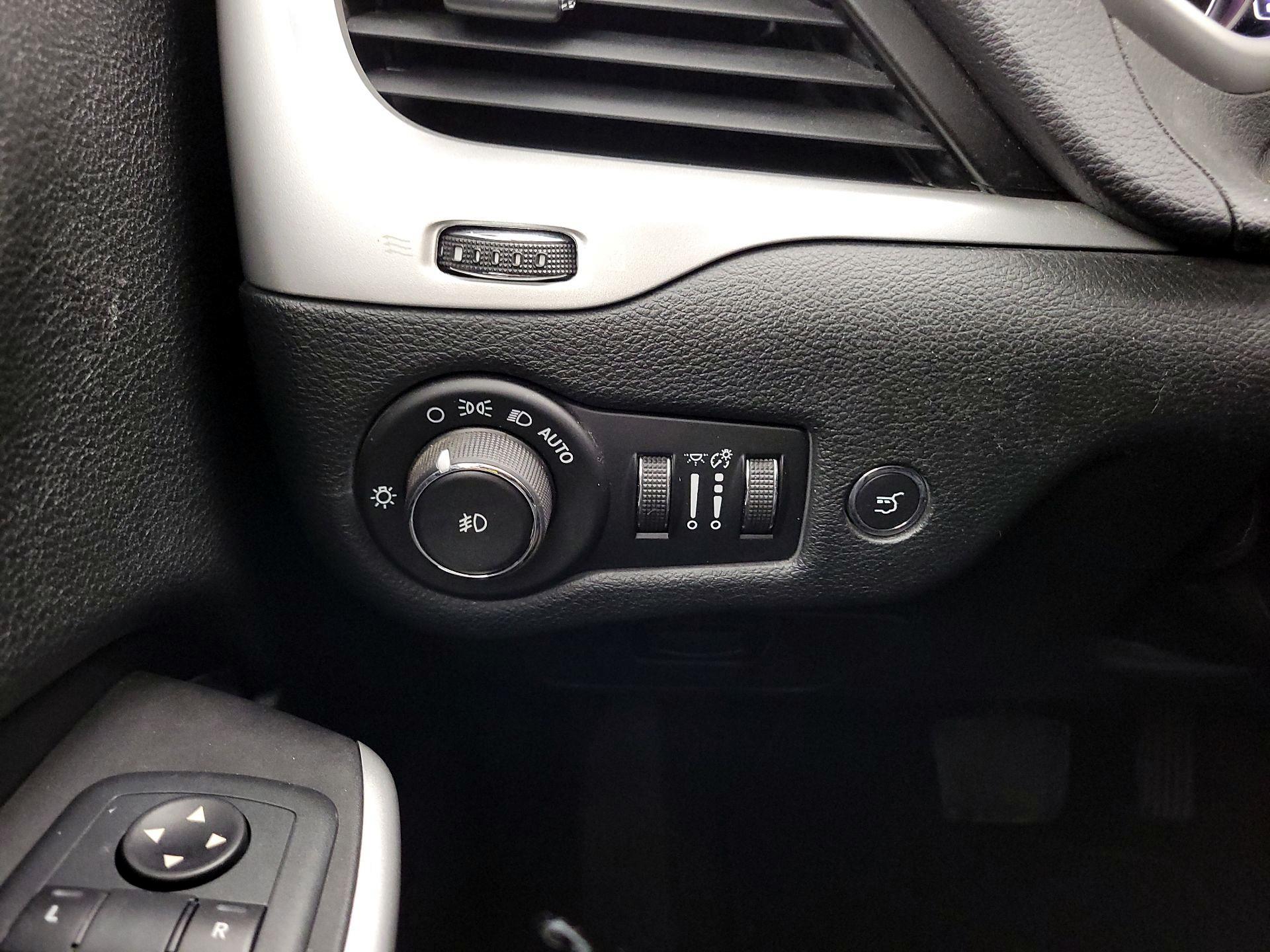 Thumbnail: 2018 Jeep Cherokee - 13