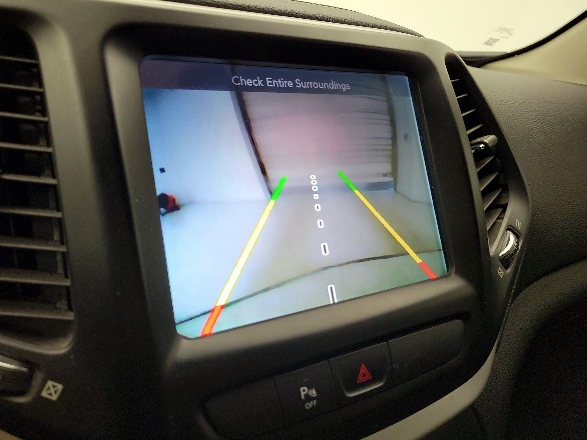 Thumbnail: 2018 Jeep Cherokee - 14