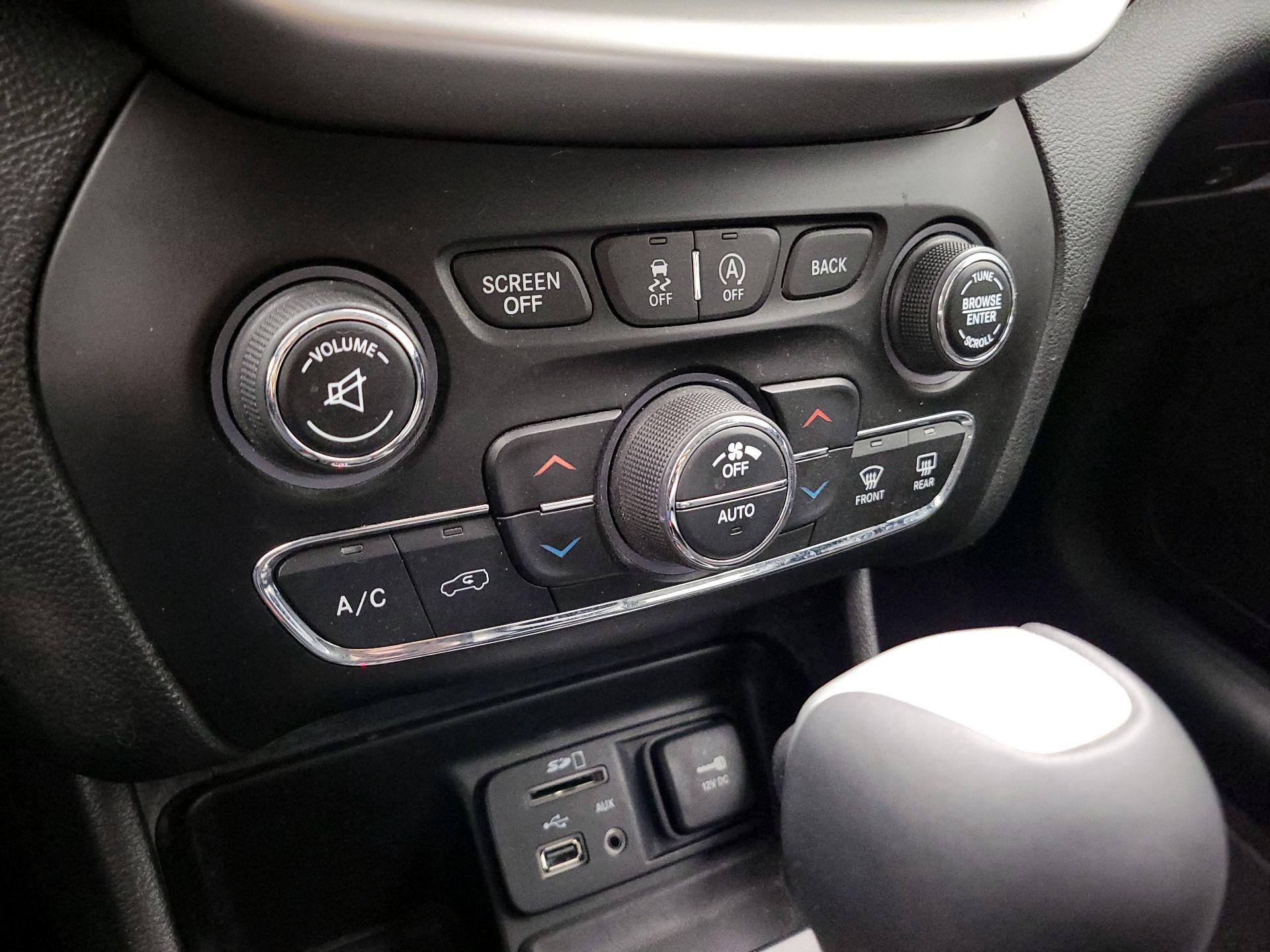 Thumbnail: 2018 Jeep Cherokee - 16