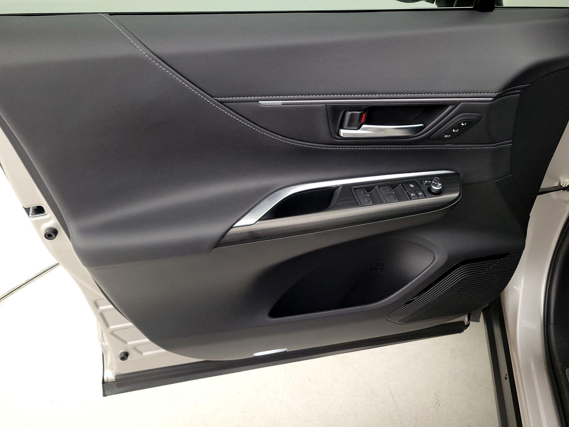 Thumbnail: 2022 Toyota Venza - 12