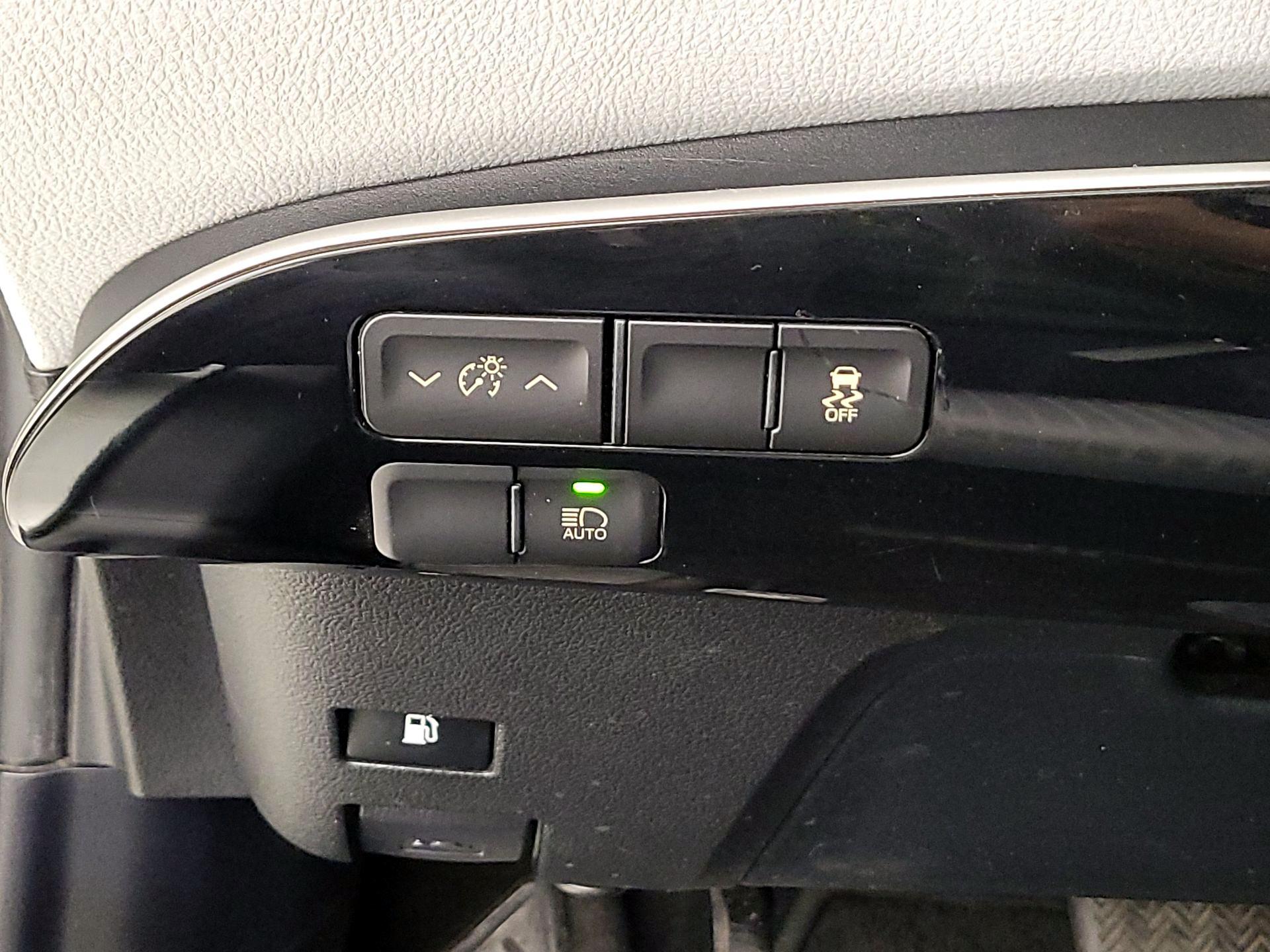 Thumbnail: 2017 Toyota Prius - 13