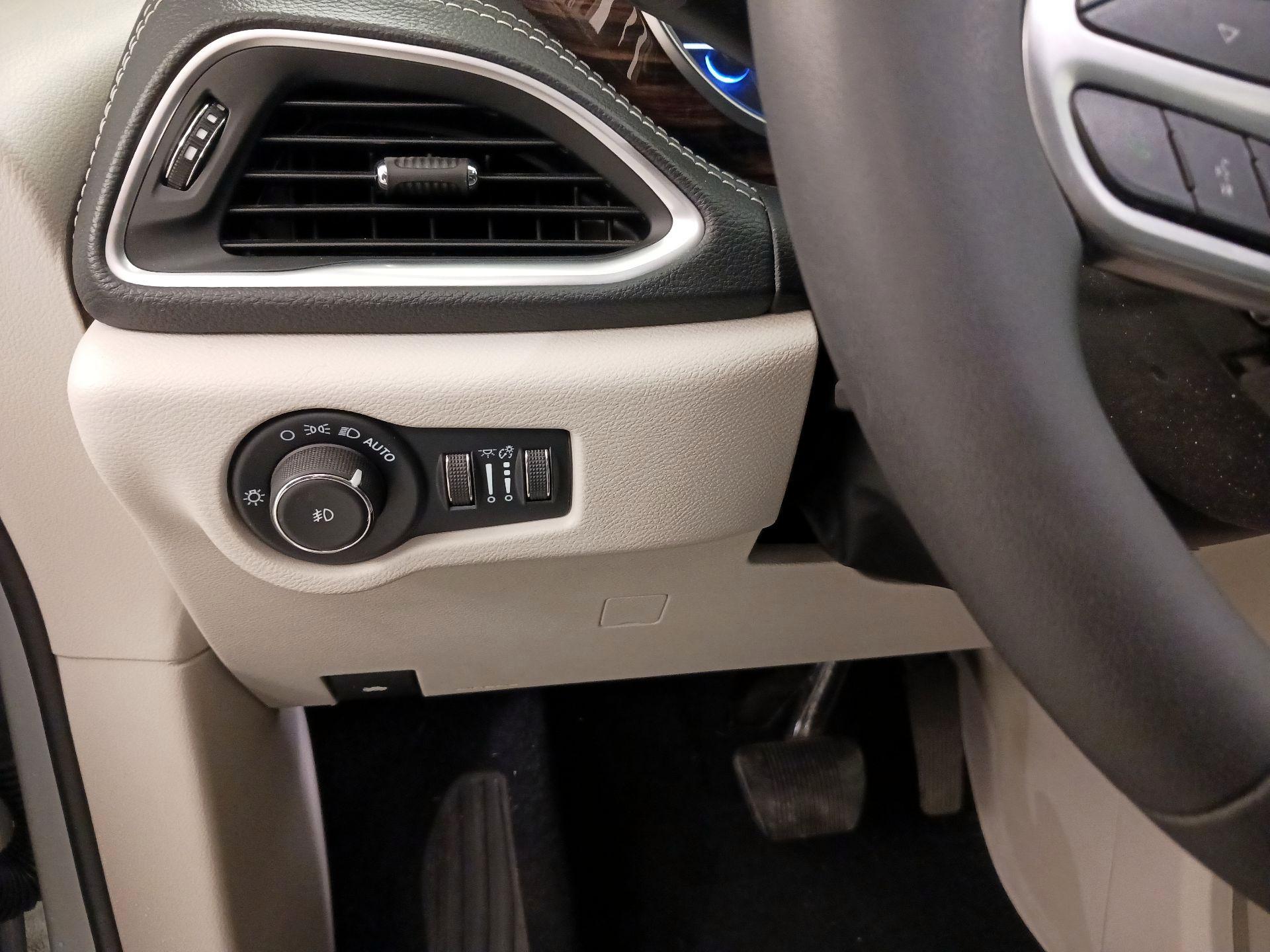 Thumbnail: 2022 Chrysler Pacifica - 13