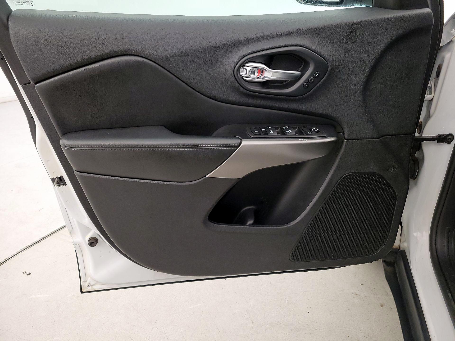 Thumbnail: 2020 Jeep Cherokee - 12