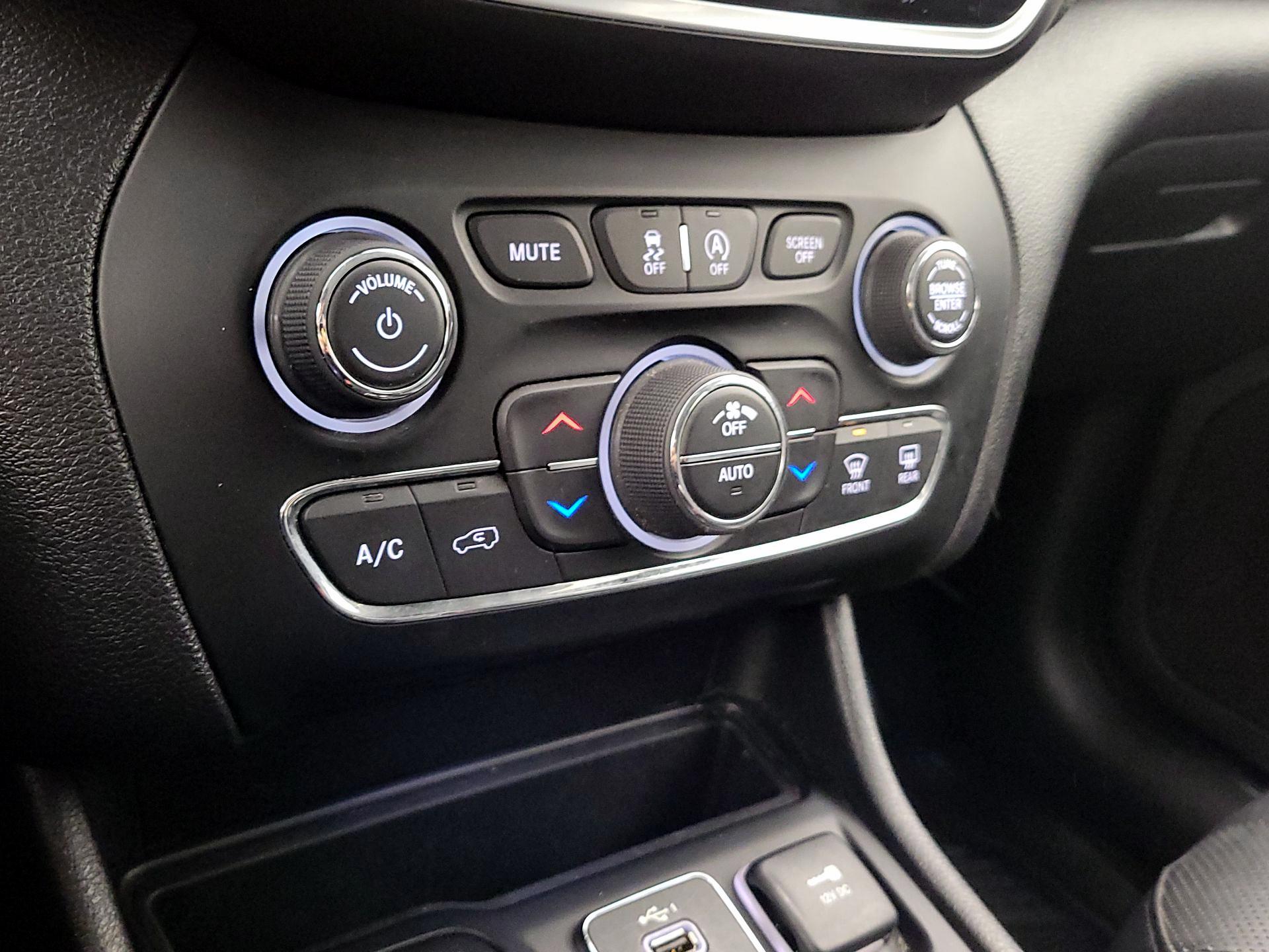 Thumbnail: 2020 Jeep Cherokee - 16