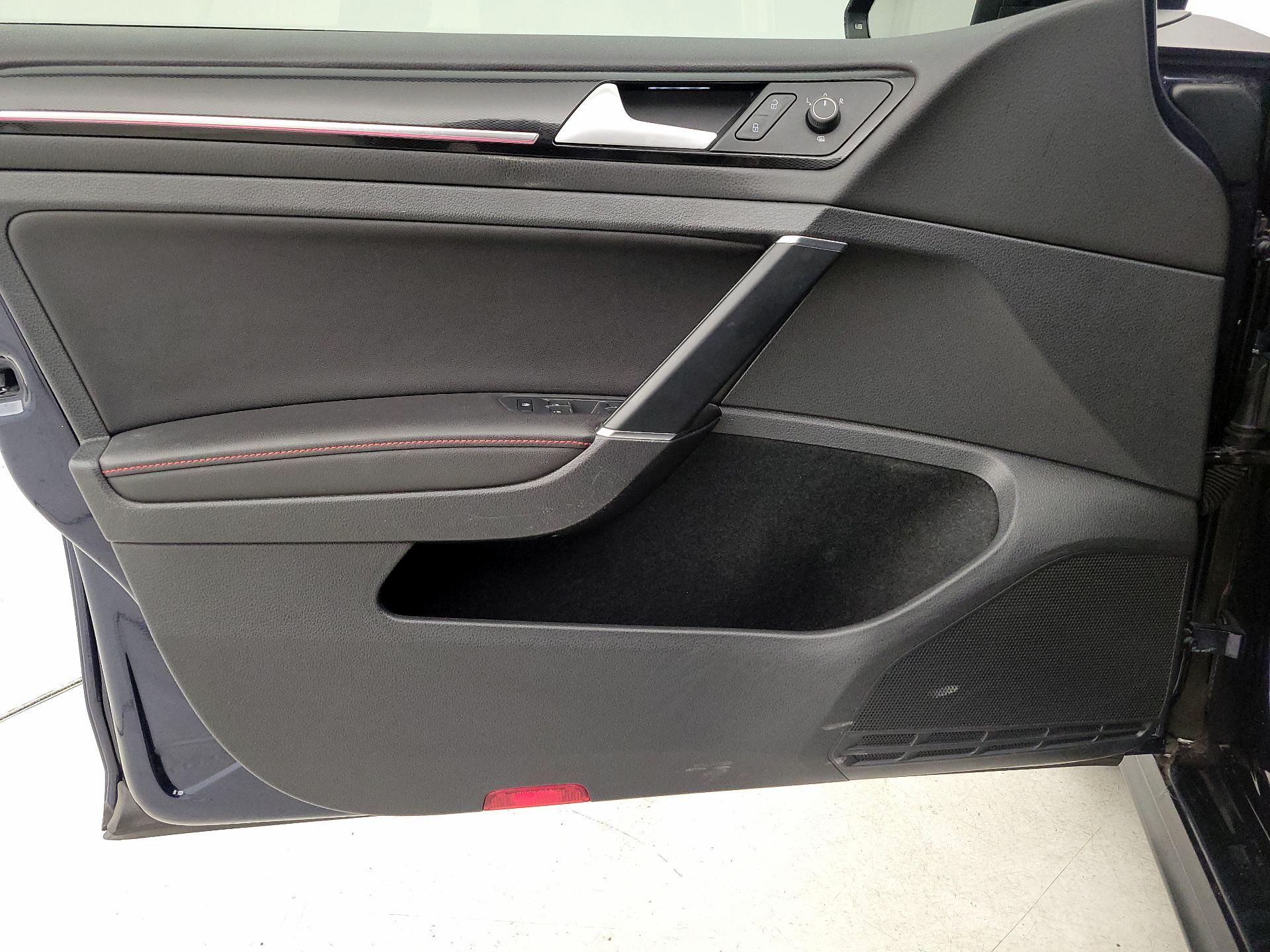 Thumbnail: 2016 Volkswagen Golf - 12