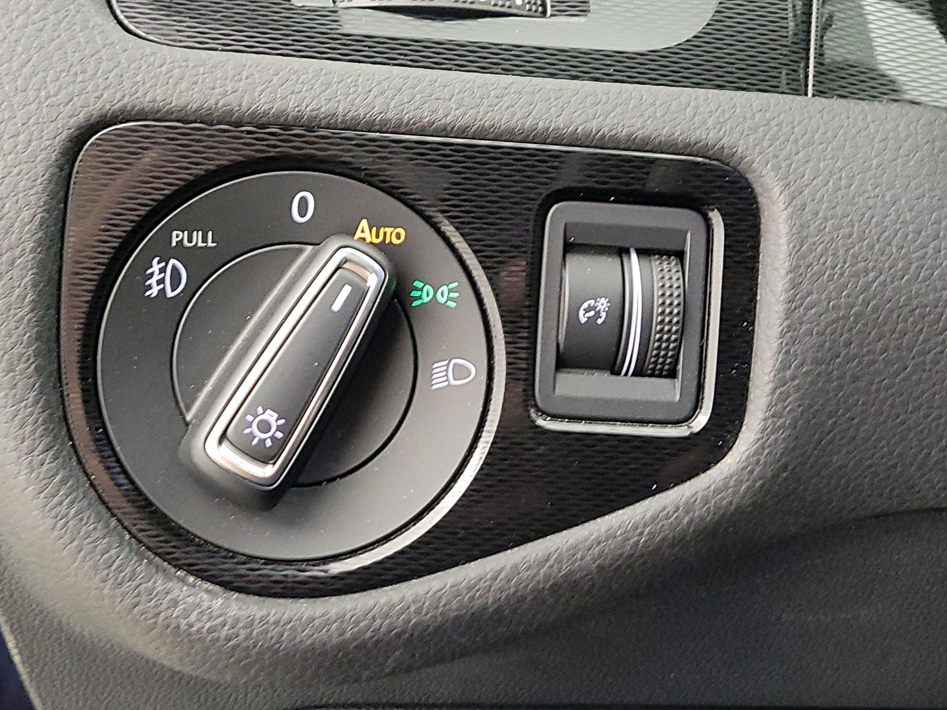 Thumbnail: 2016 Volkswagen Golf - 13