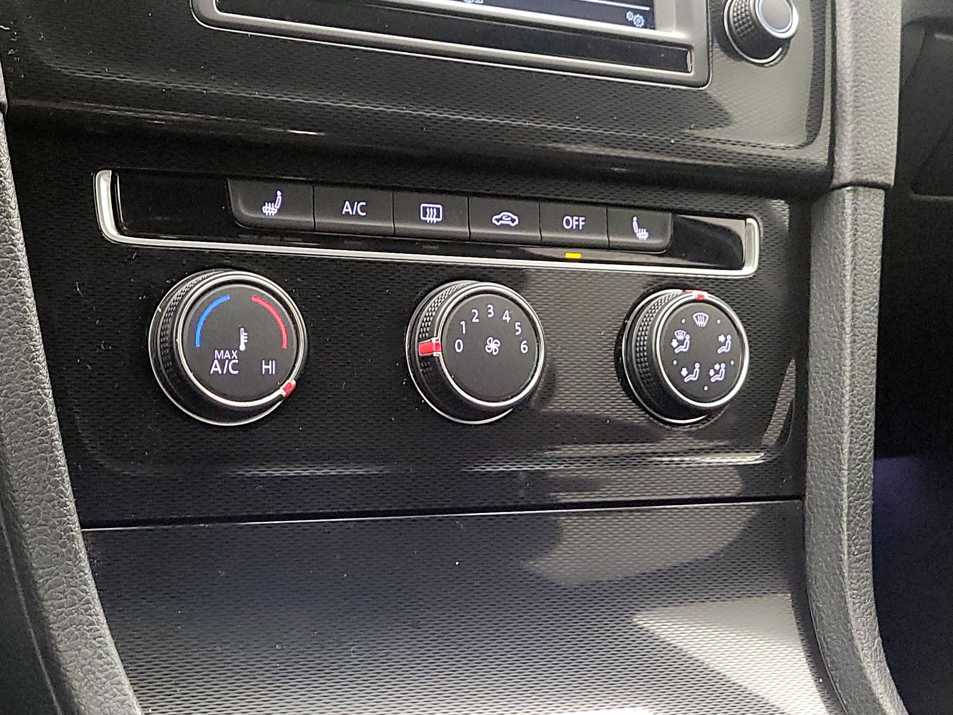 Thumbnail: 2016 Volkswagen Golf - 16