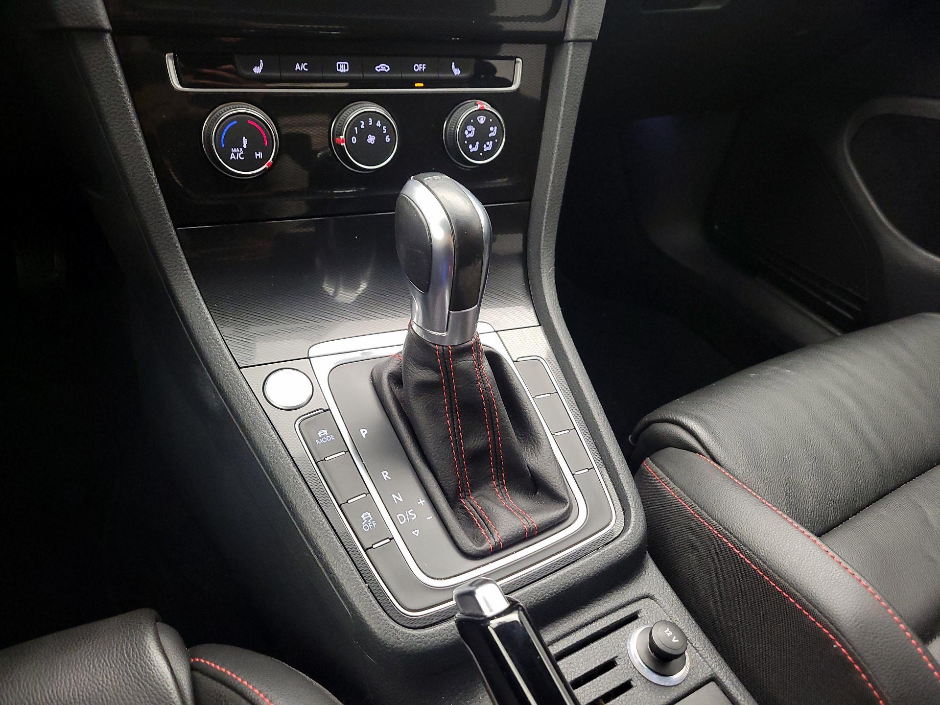 Thumbnail: 2016 Volkswagen Golf - 17