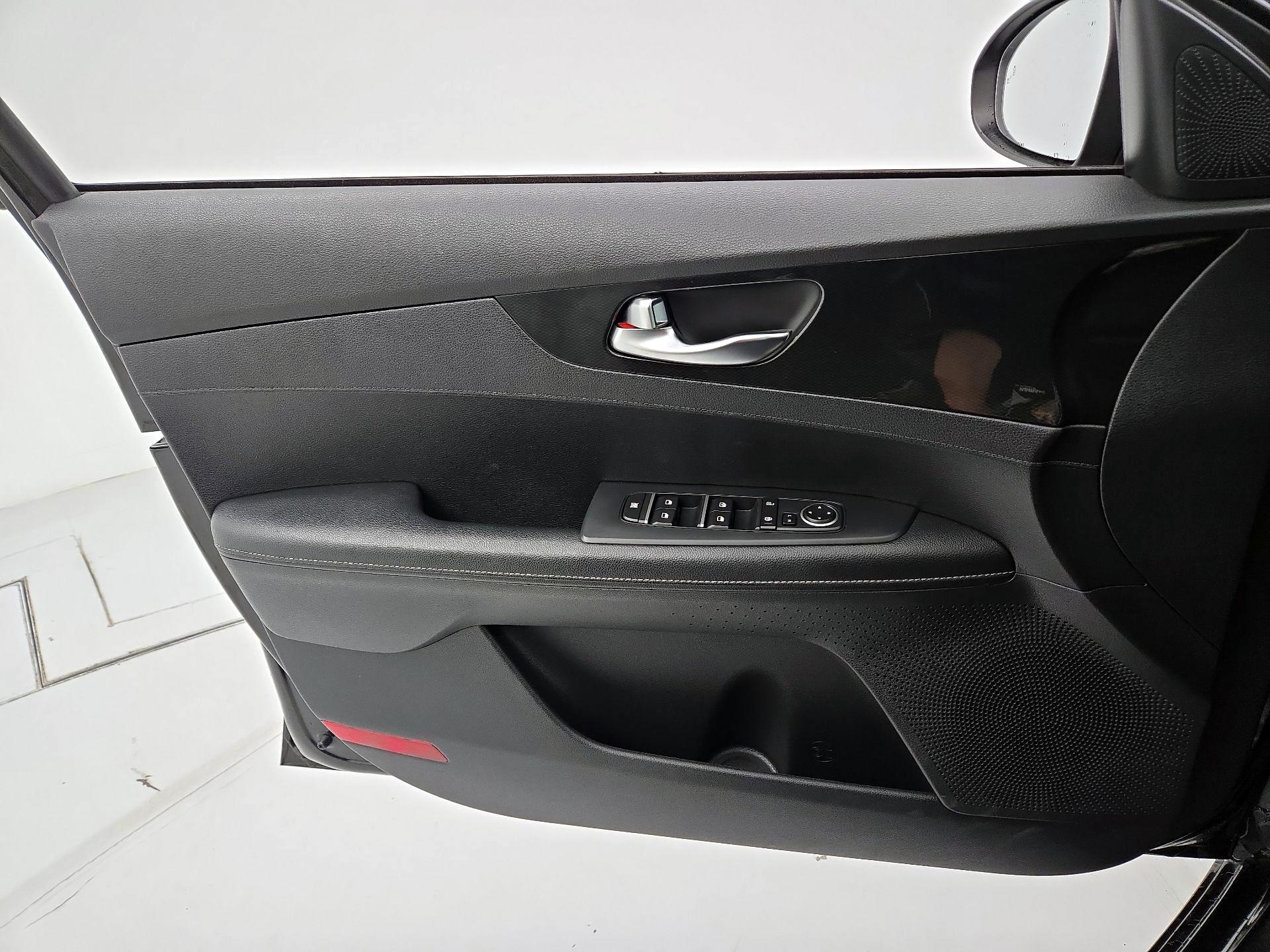 Thumbnail: 2021 Kia Forte - 12