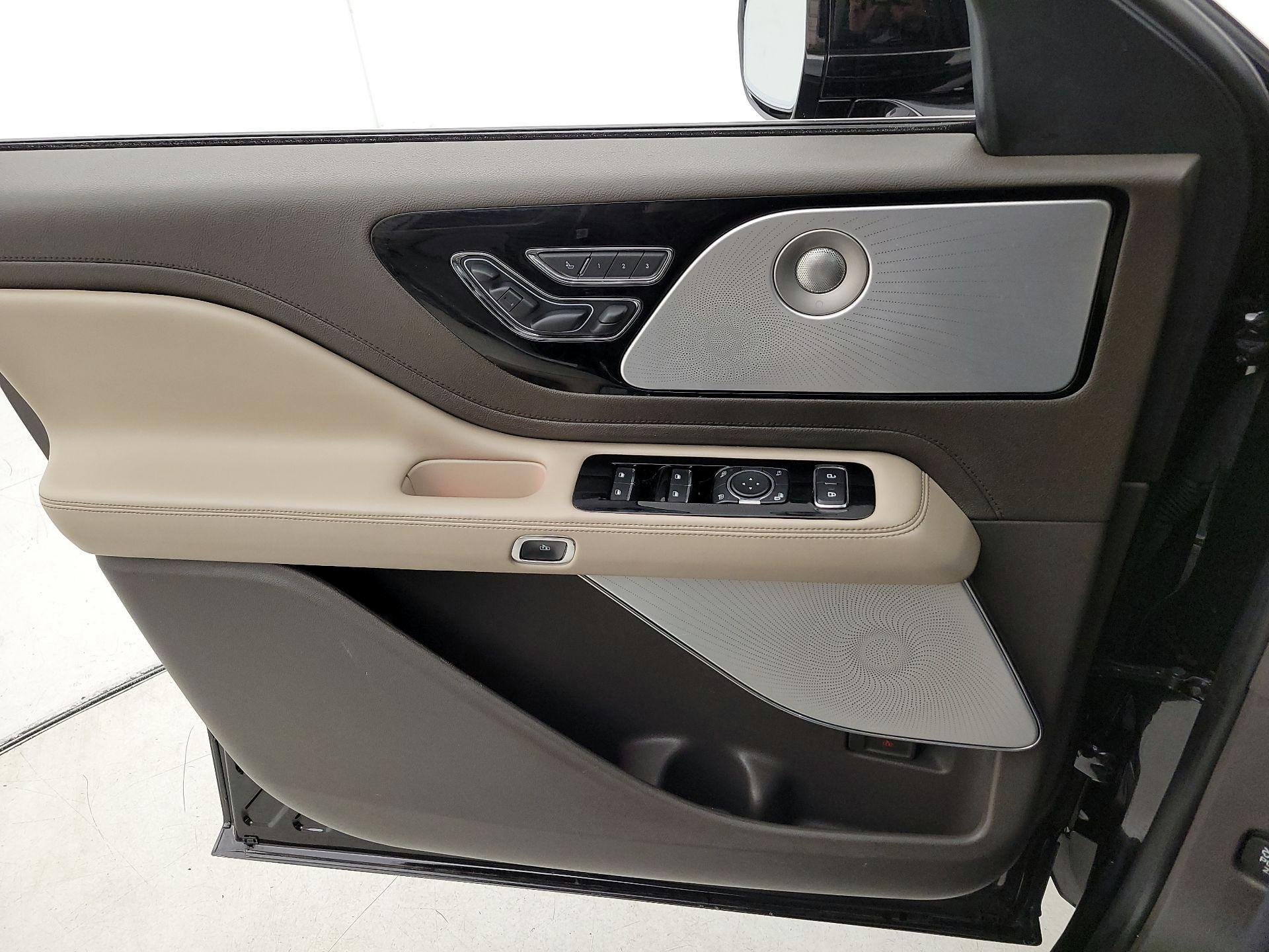 Thumbnail: 2020 Lincoln Aviator - 12