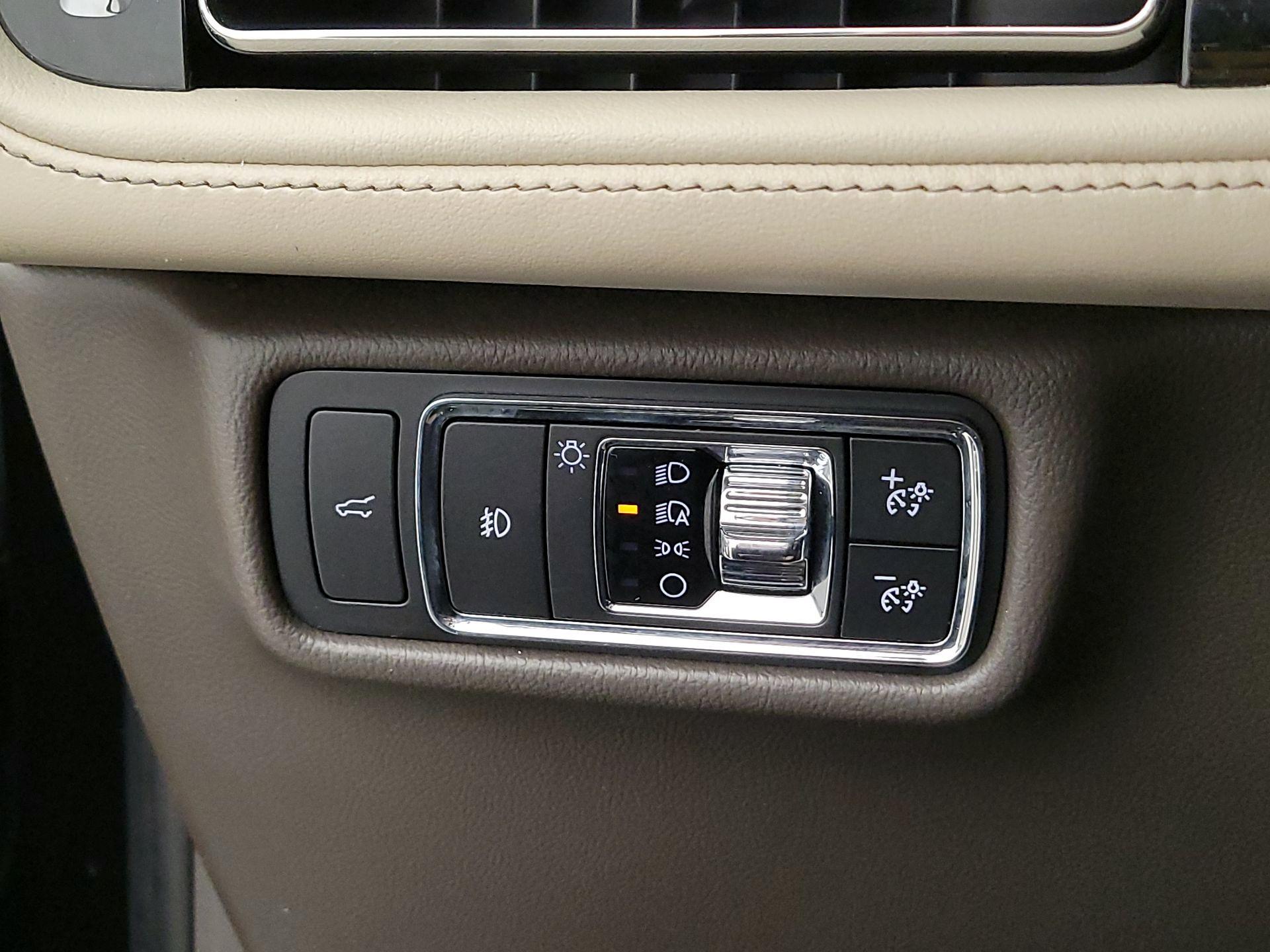 Thumbnail: 2020 Lincoln Aviator - 13