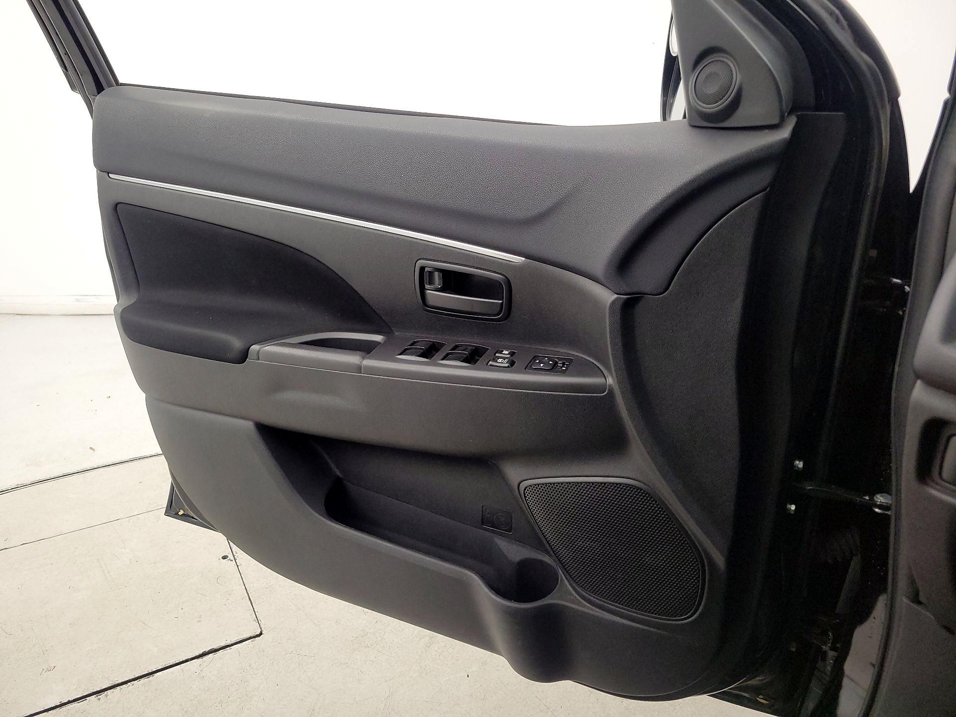 Thumbnail: 2015 Mitsubishi Outlander Sport - 12