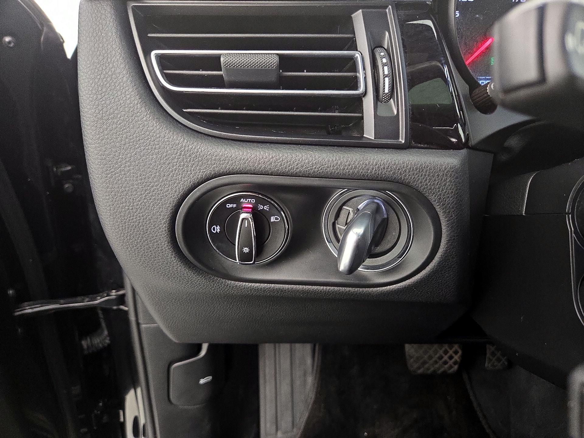 Thumbnail: 2020 Porsche Macan - 13