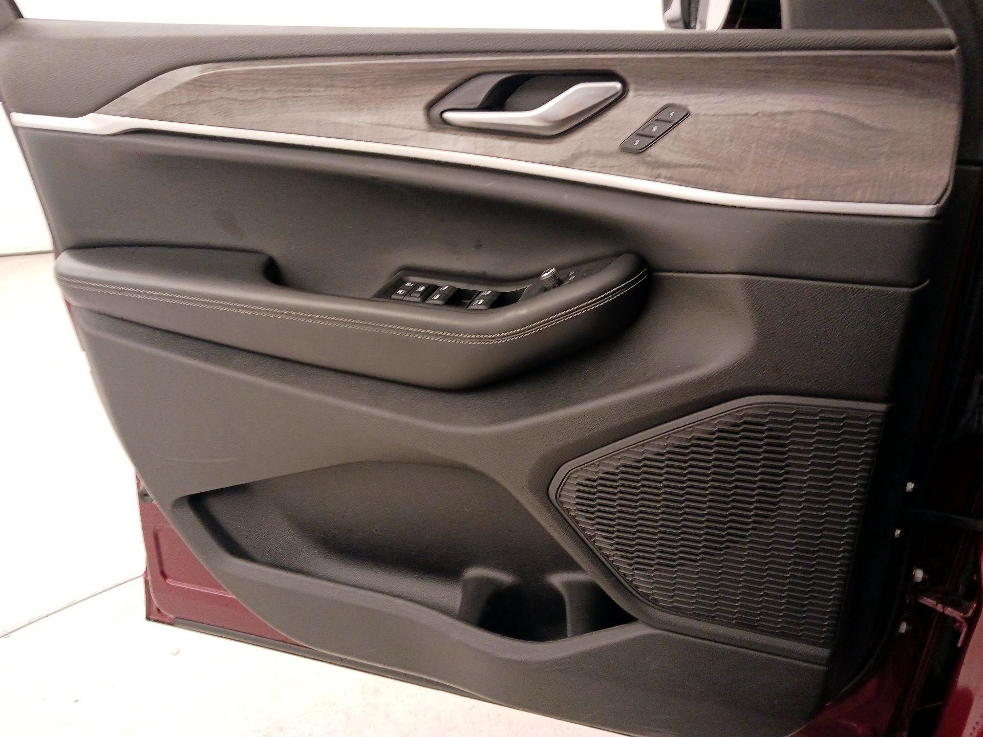 Thumbnail: 2023 Jeep Grand Cherokee - 12