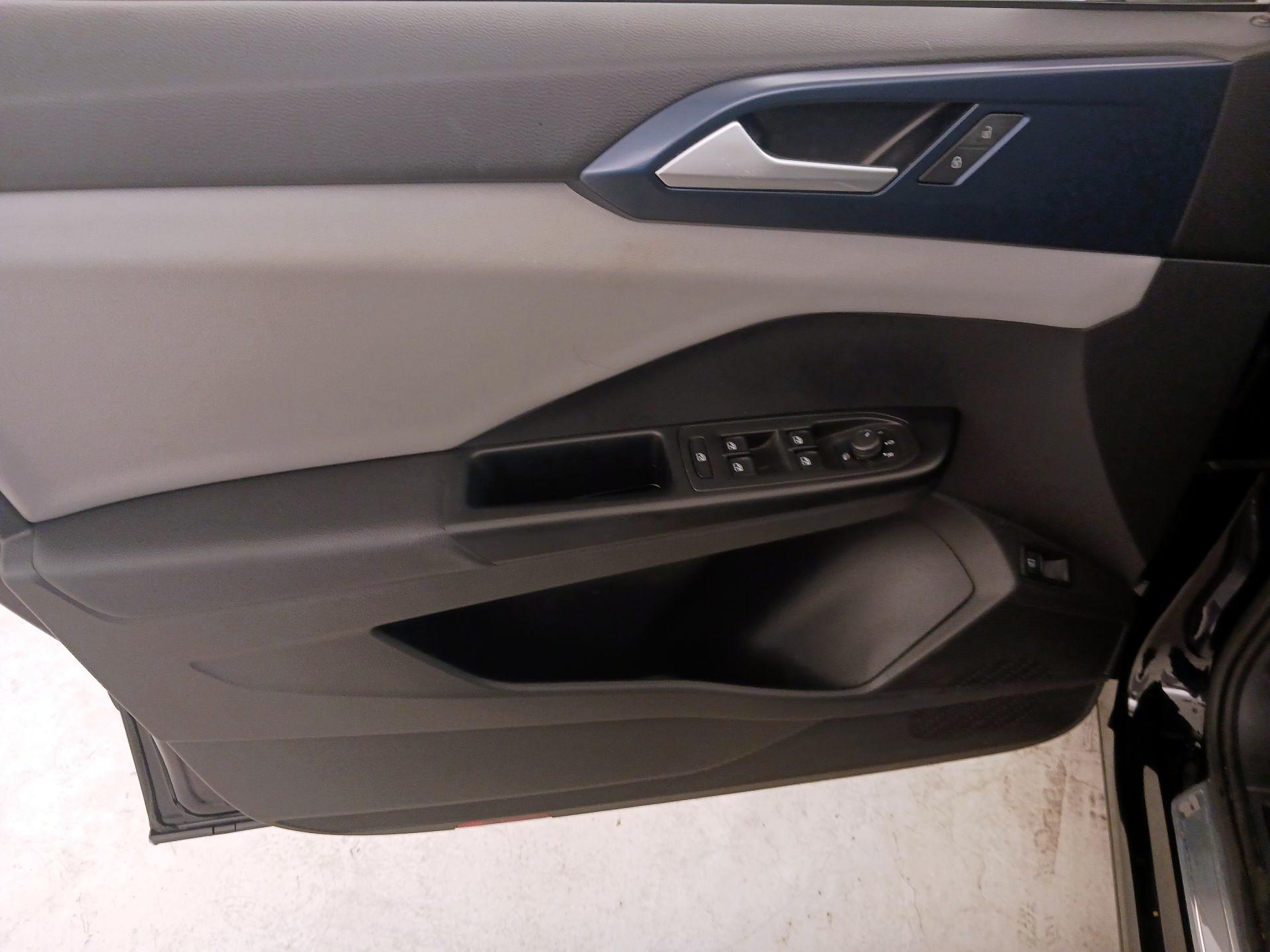 Thumbnail: 2022 Volkswagen Taos - 12