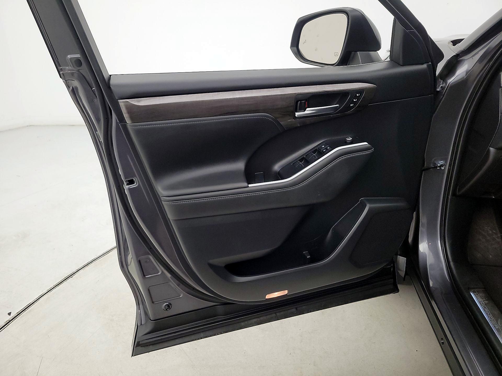 Thumbnail: 2021 Toyota Highlander - 12