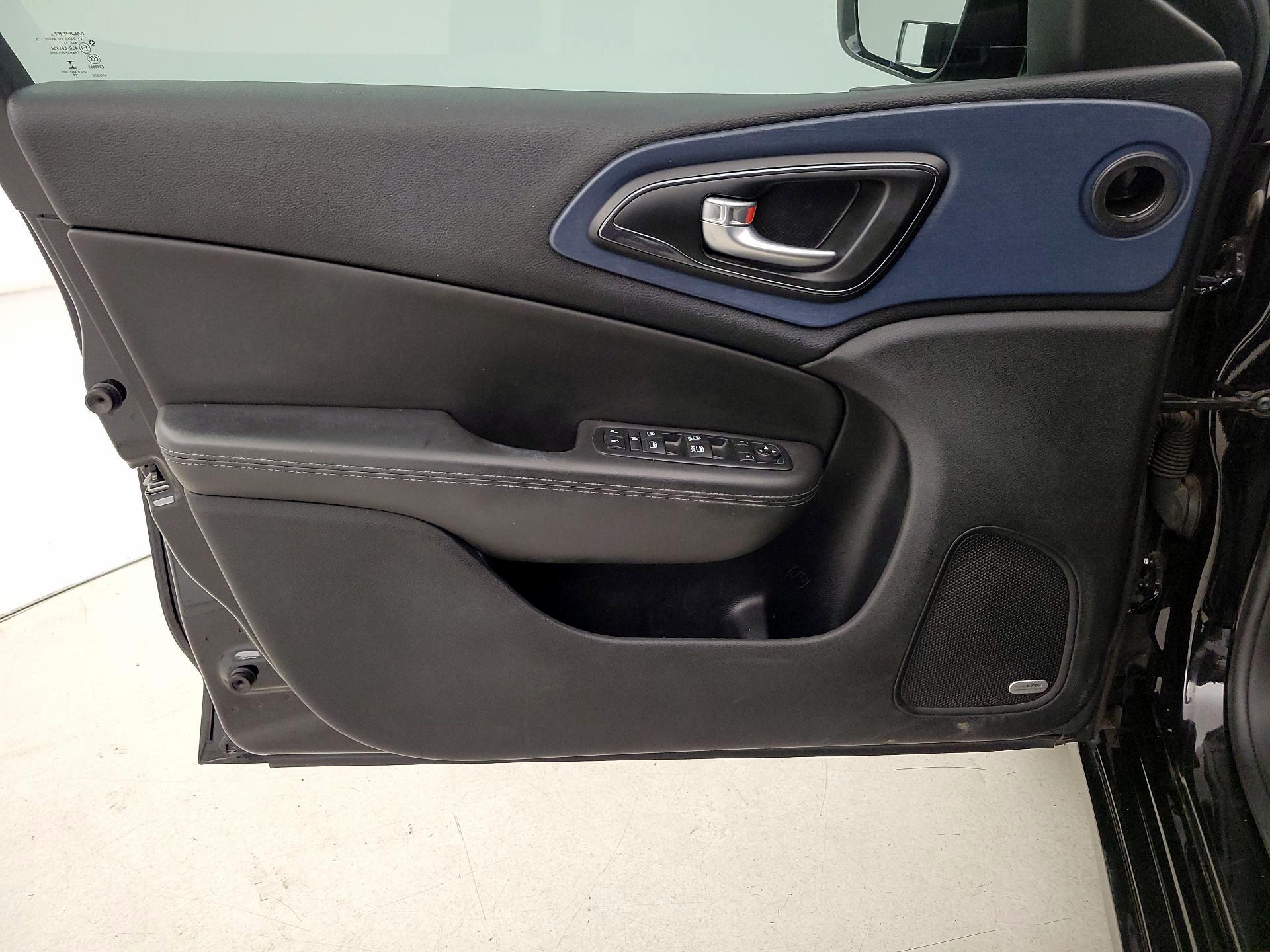 Thumbnail: 2016 Chrysler 200 - 12