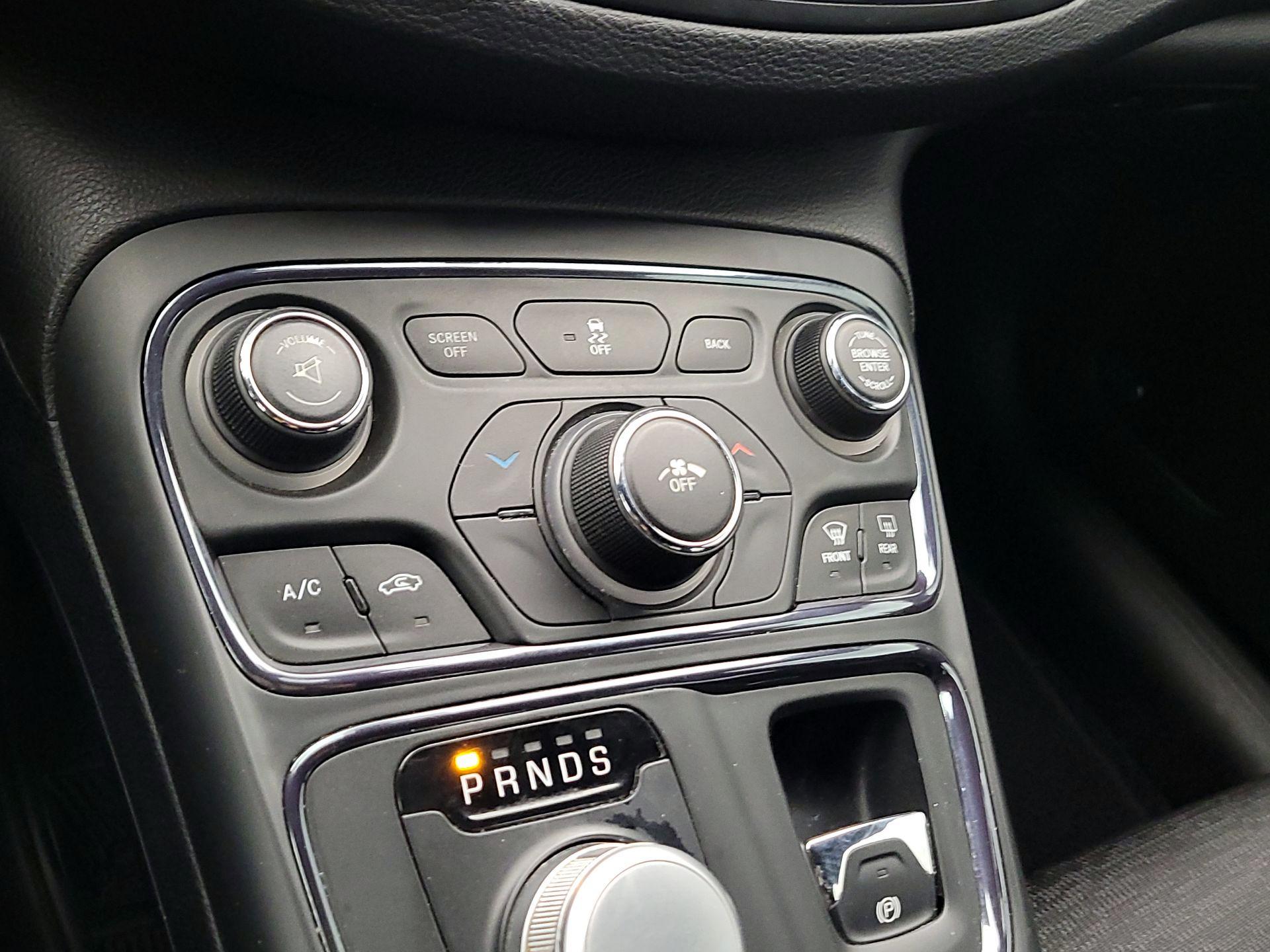 Thumbnail: 2016 Chrysler 200 - 17