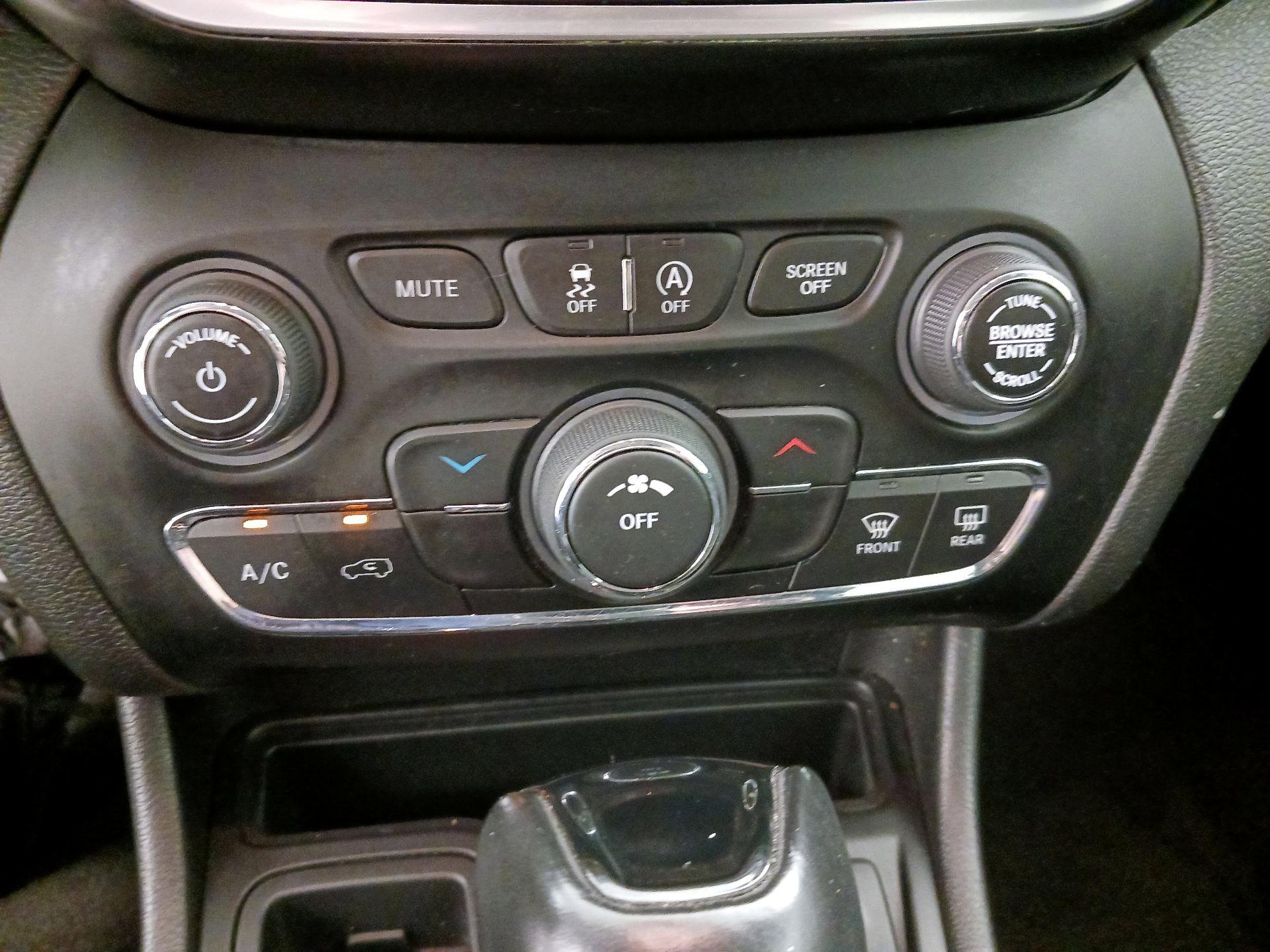 Thumbnail: 2020 Jeep Cherokee - 16