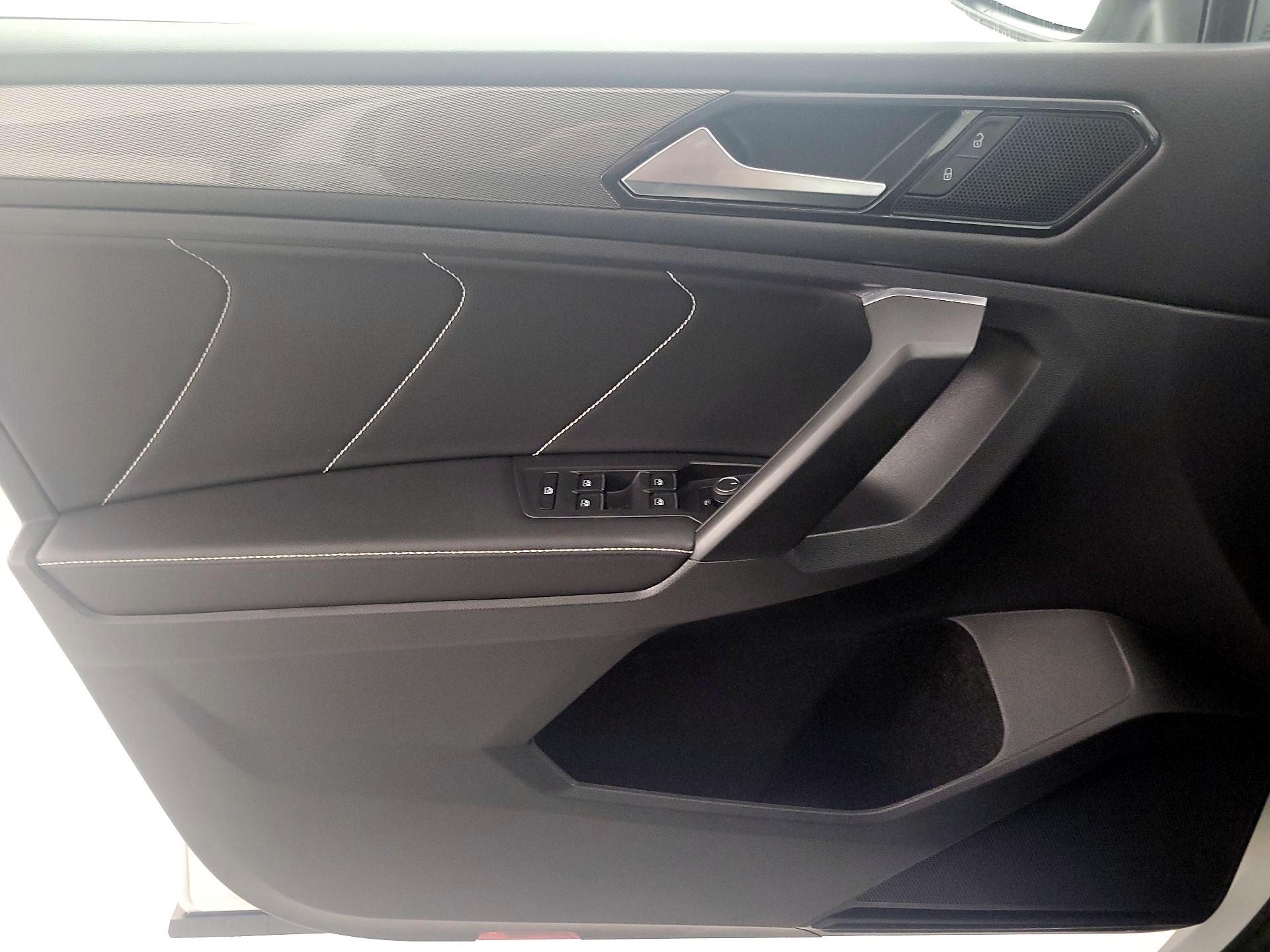 Thumbnail: 2023 Volkswagen Tiguan - 12