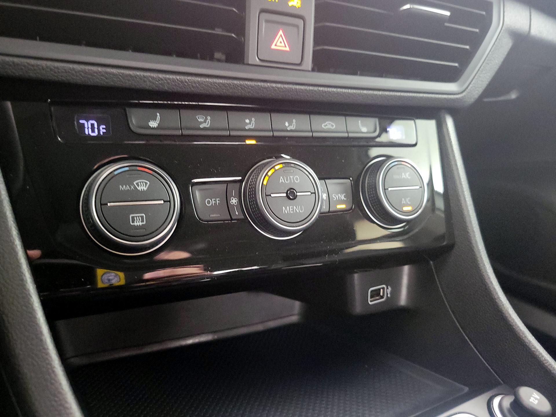 Thumbnail: 2019 Volkswagen Jetta - 16