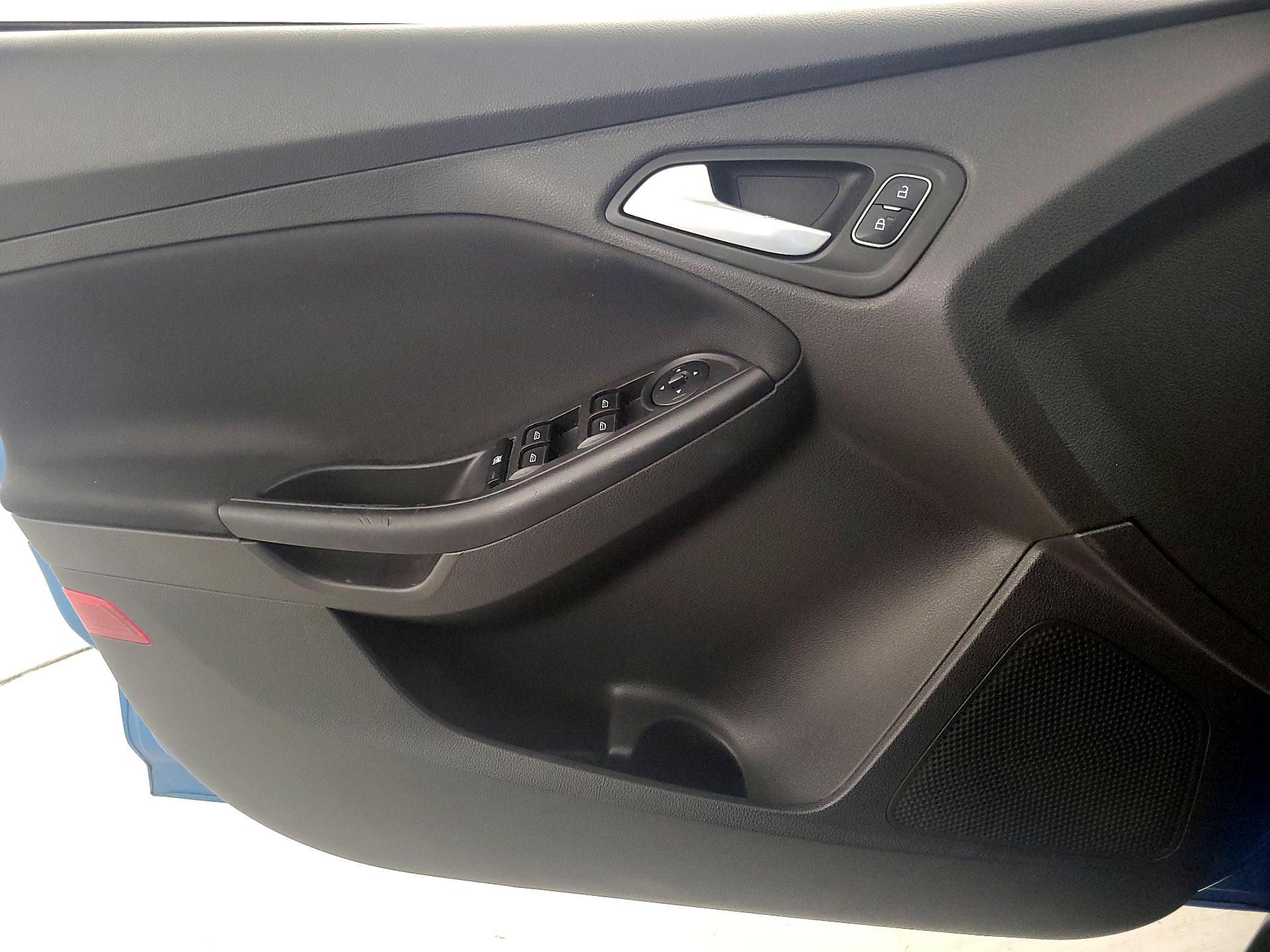 Thumbnail: 2016 Ford Focus - 12