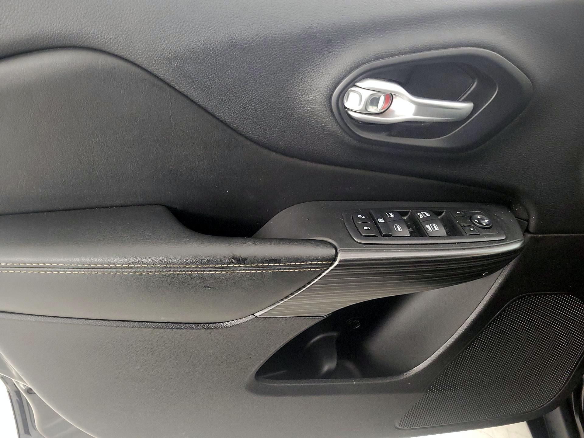 Thumbnail: 2016 Jeep Cherokee - 12