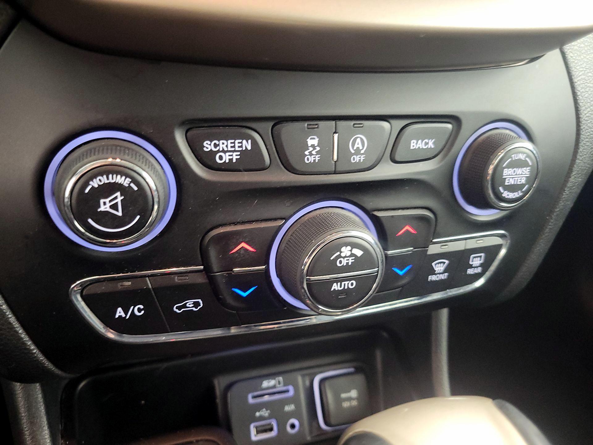 Thumbnail: 2016 Jeep Cherokee - 17