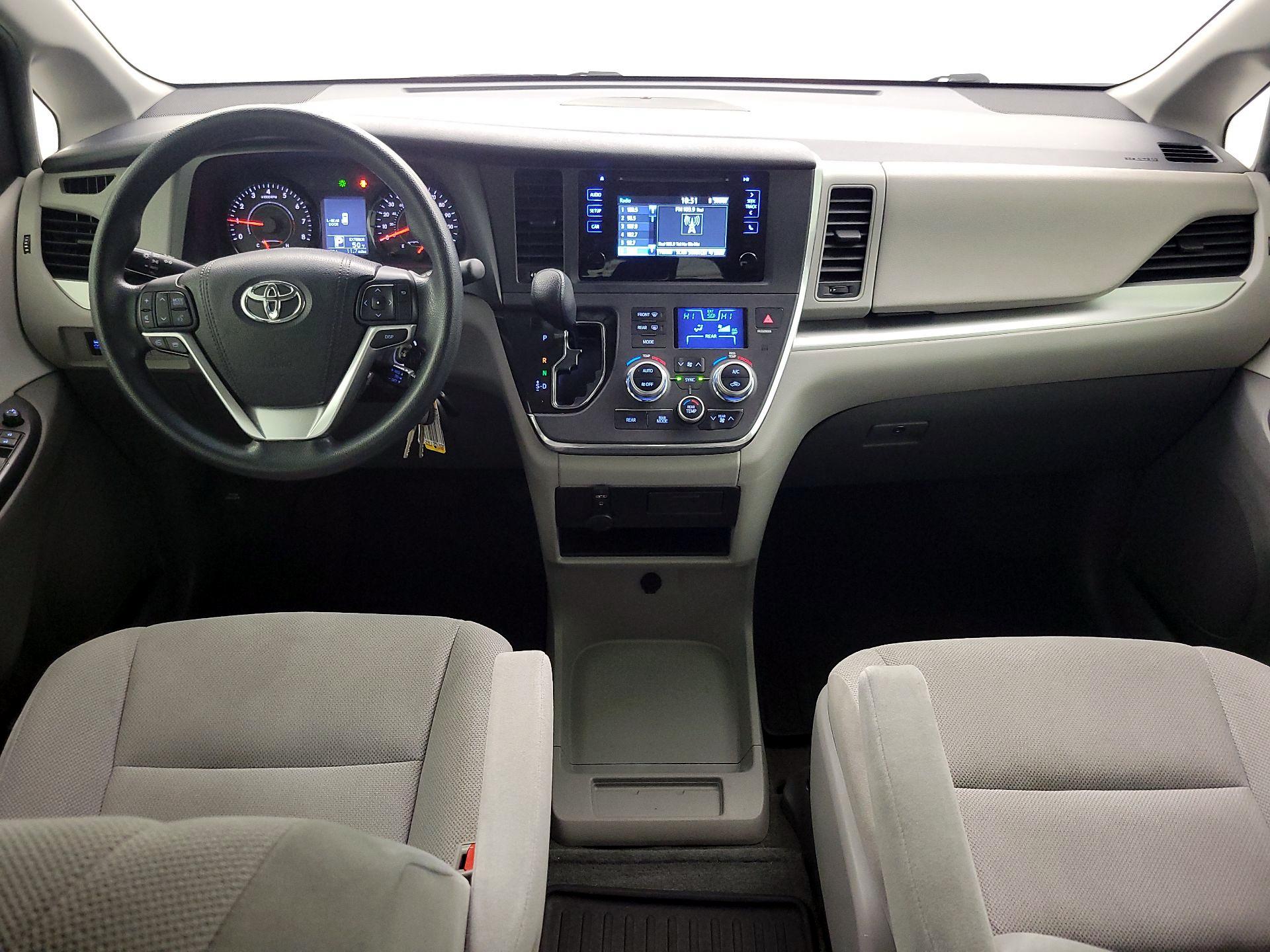 Thumbnail: 2017 Toyota Sienna - 9