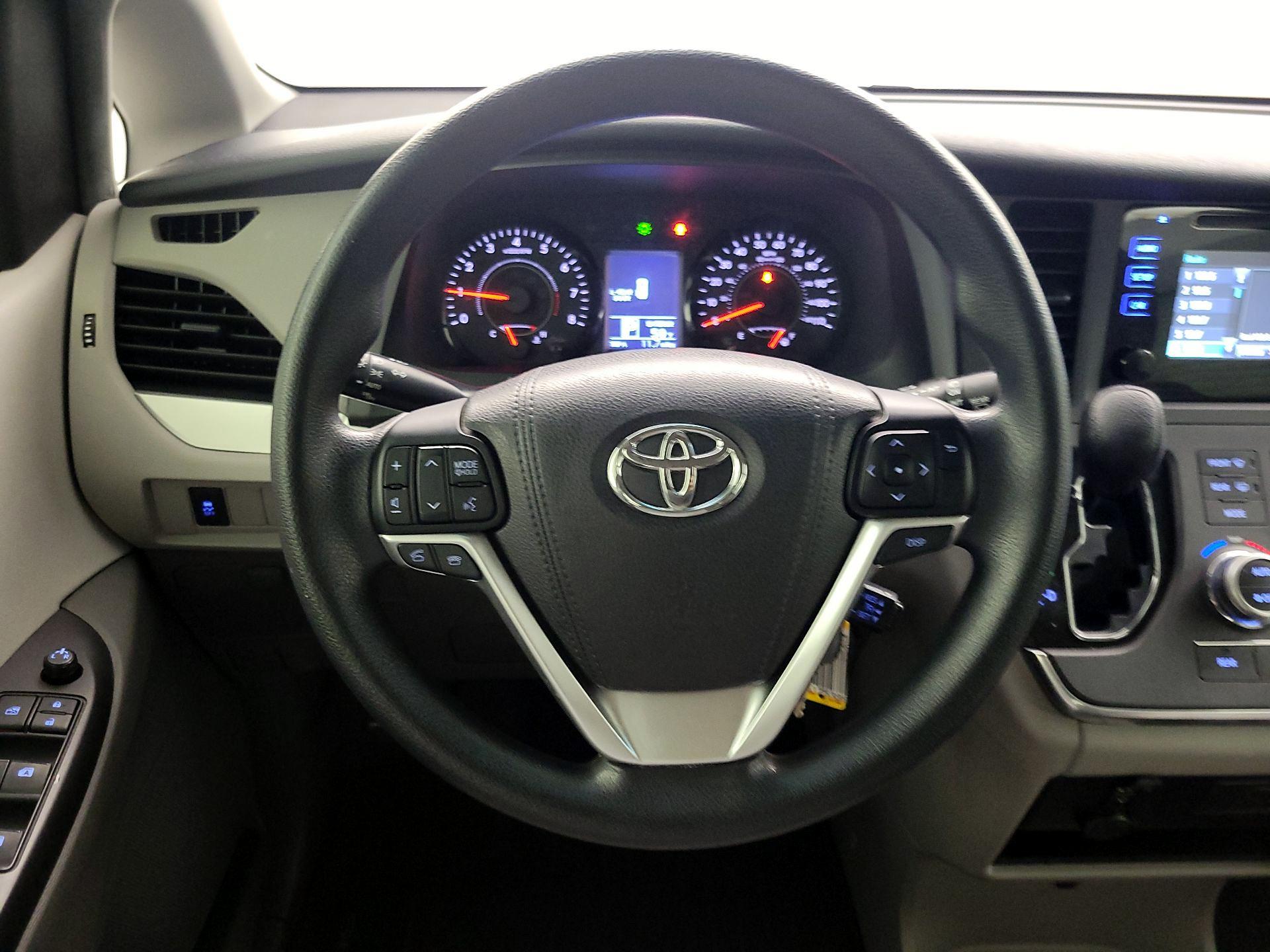 Thumbnail: 2017 Toyota Sienna - 10