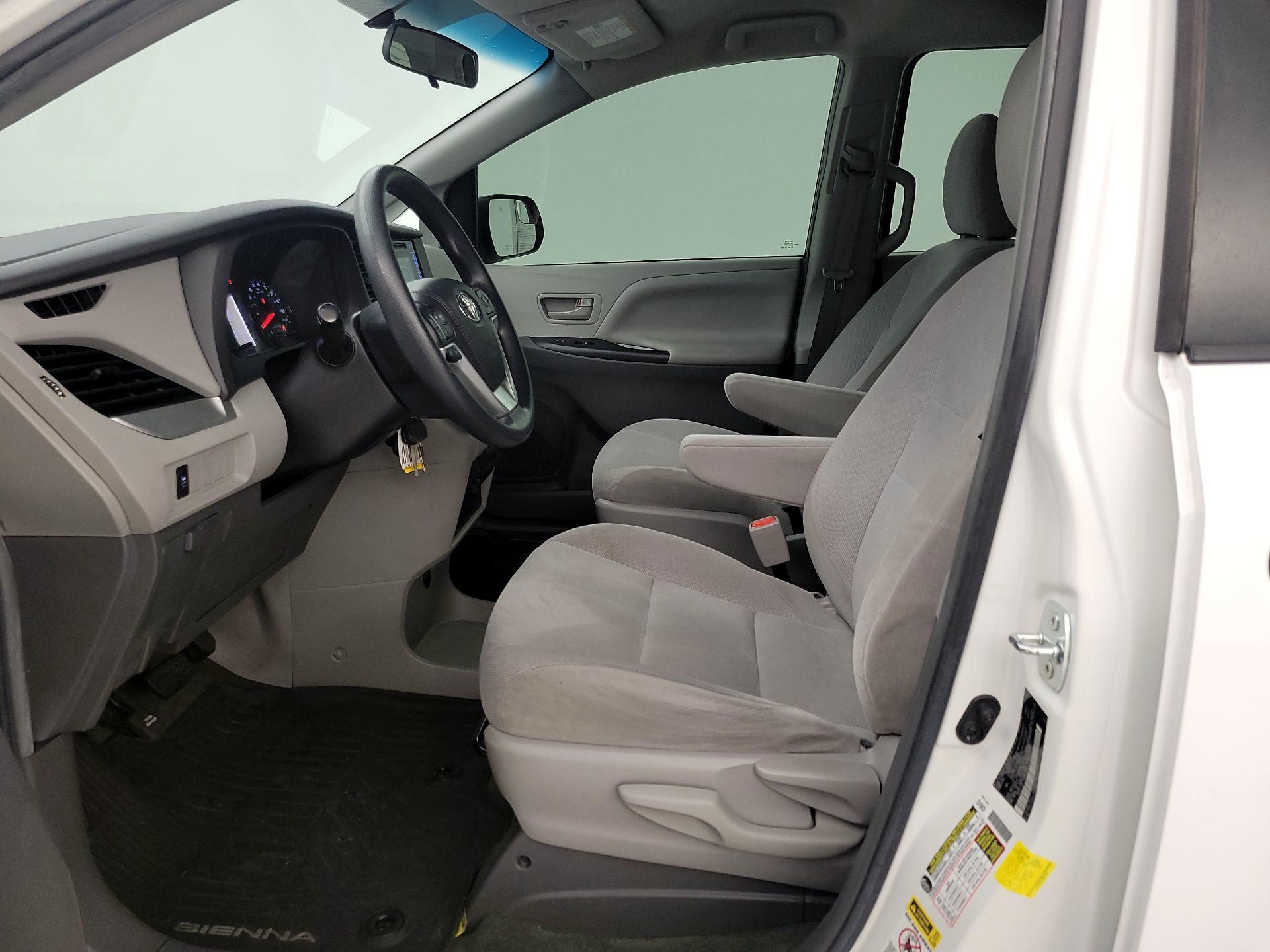 Thumbnail: 2017 Toyota Sienna - 11