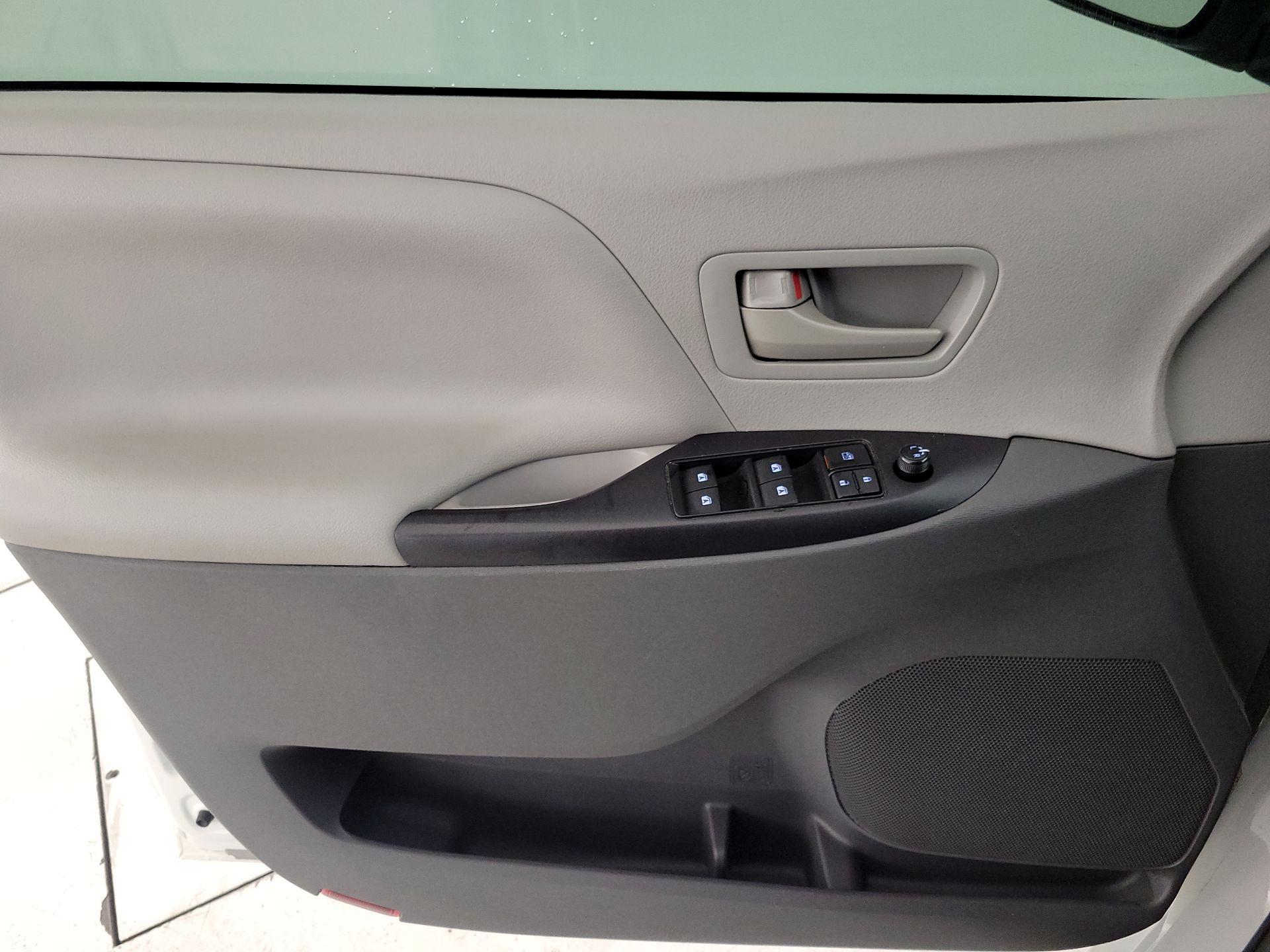 Thumbnail: 2017 Toyota Sienna - 12