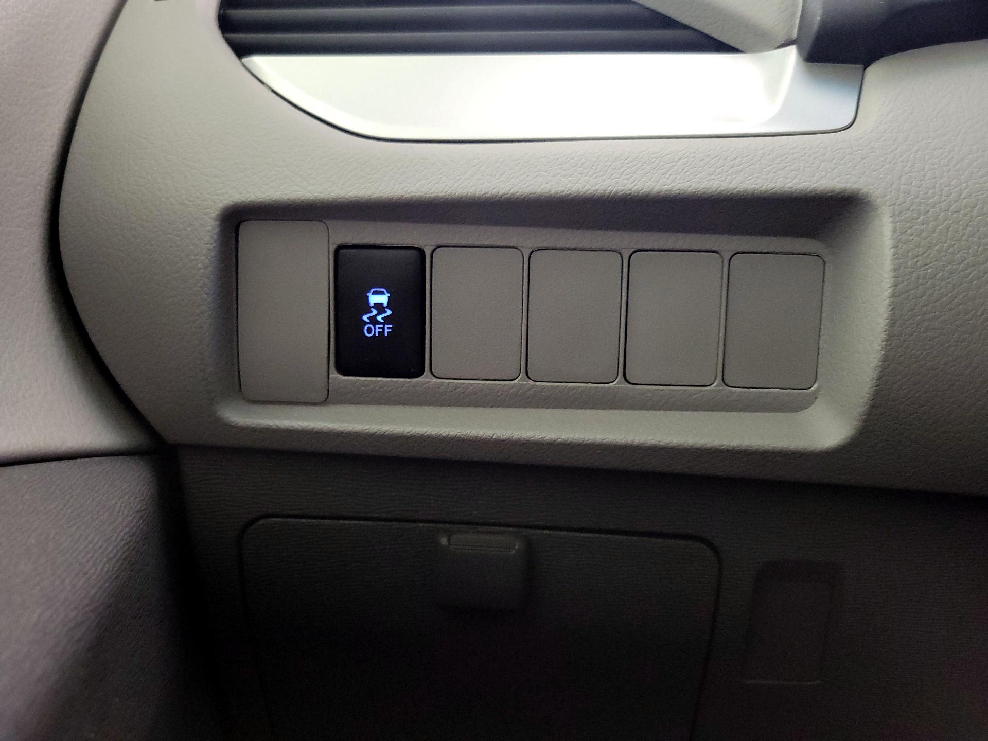 Thumbnail: 2017 Toyota Sienna - 13