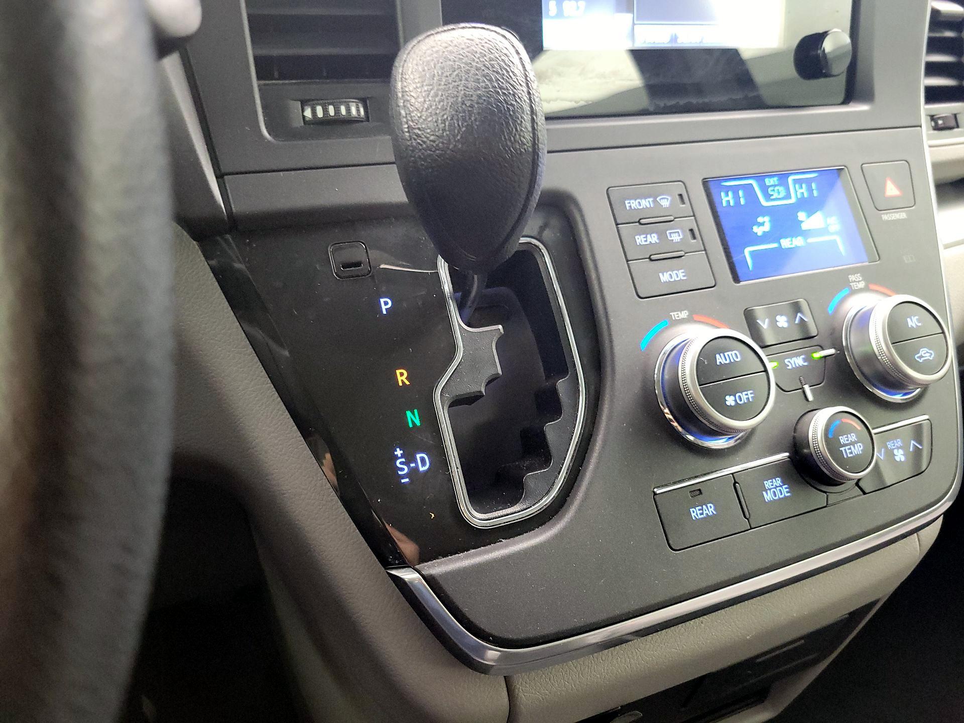 Thumbnail: 2017 Toyota Sienna - 17