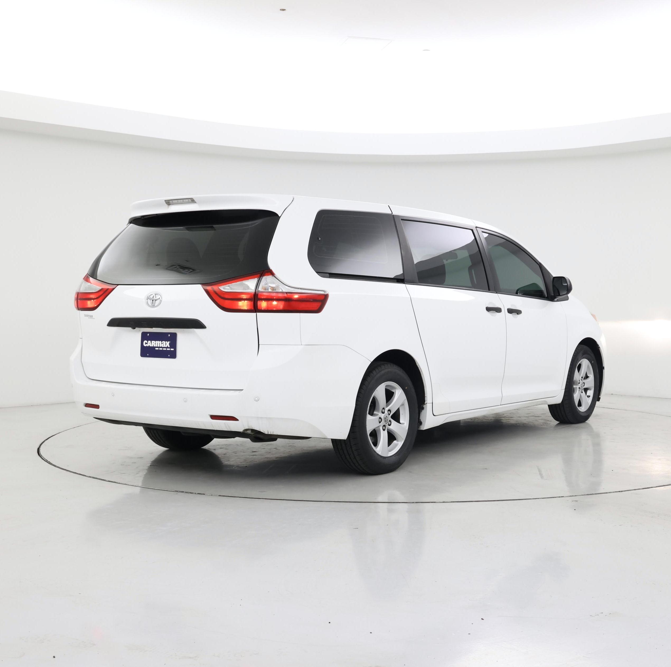 Thumbnail: 2017 Toyota Sienna - 8