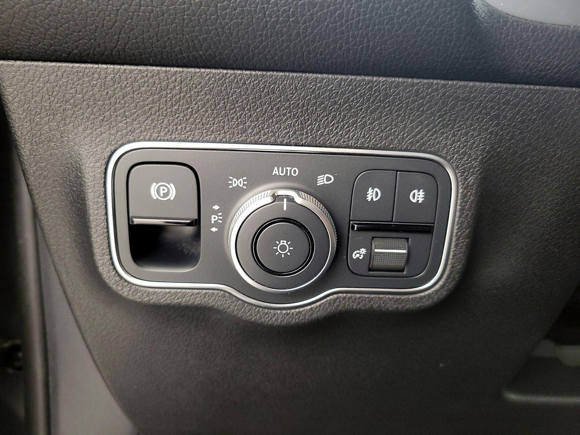 Thumbnail: 2023 Mercedes-Benz GLB - 13