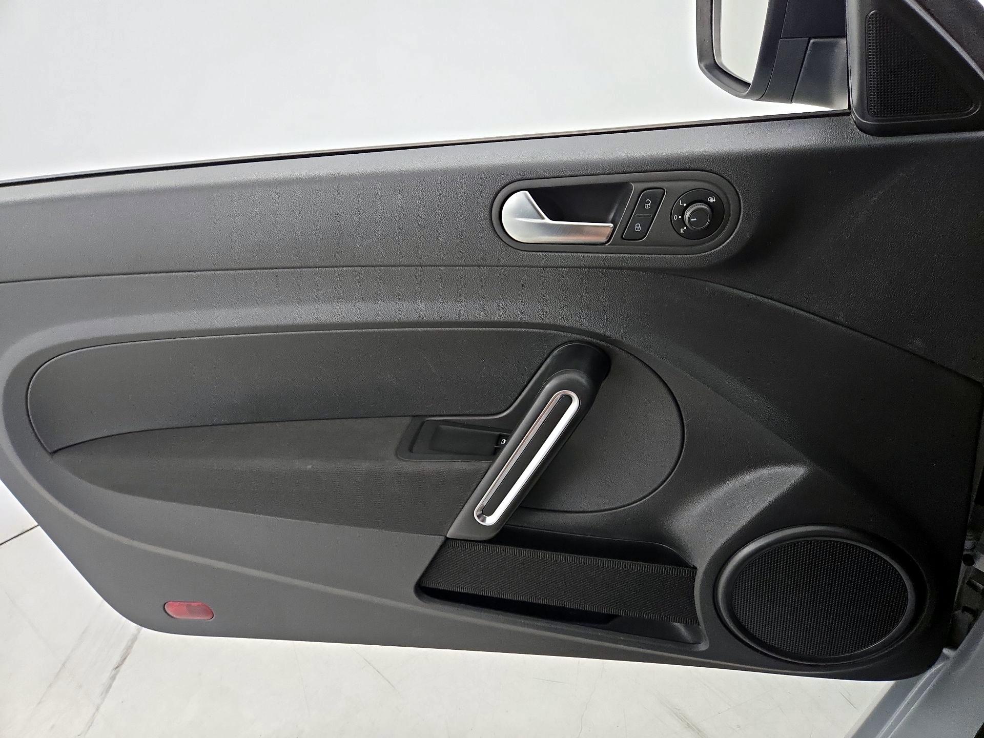 Thumbnail: 2017 Volkswagen Beetle - 12