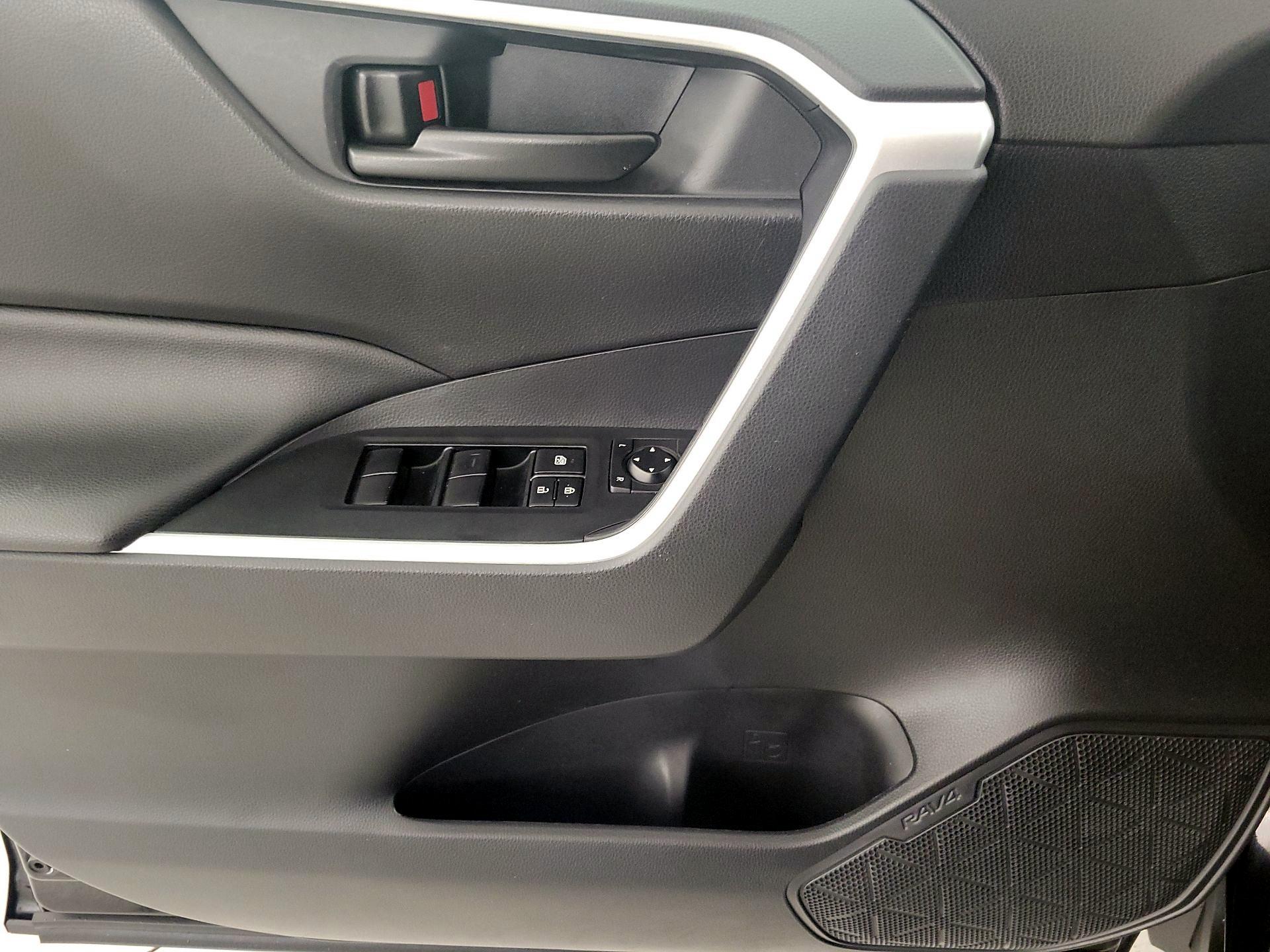 Thumbnail: 2021 Toyota RAV4 - 12