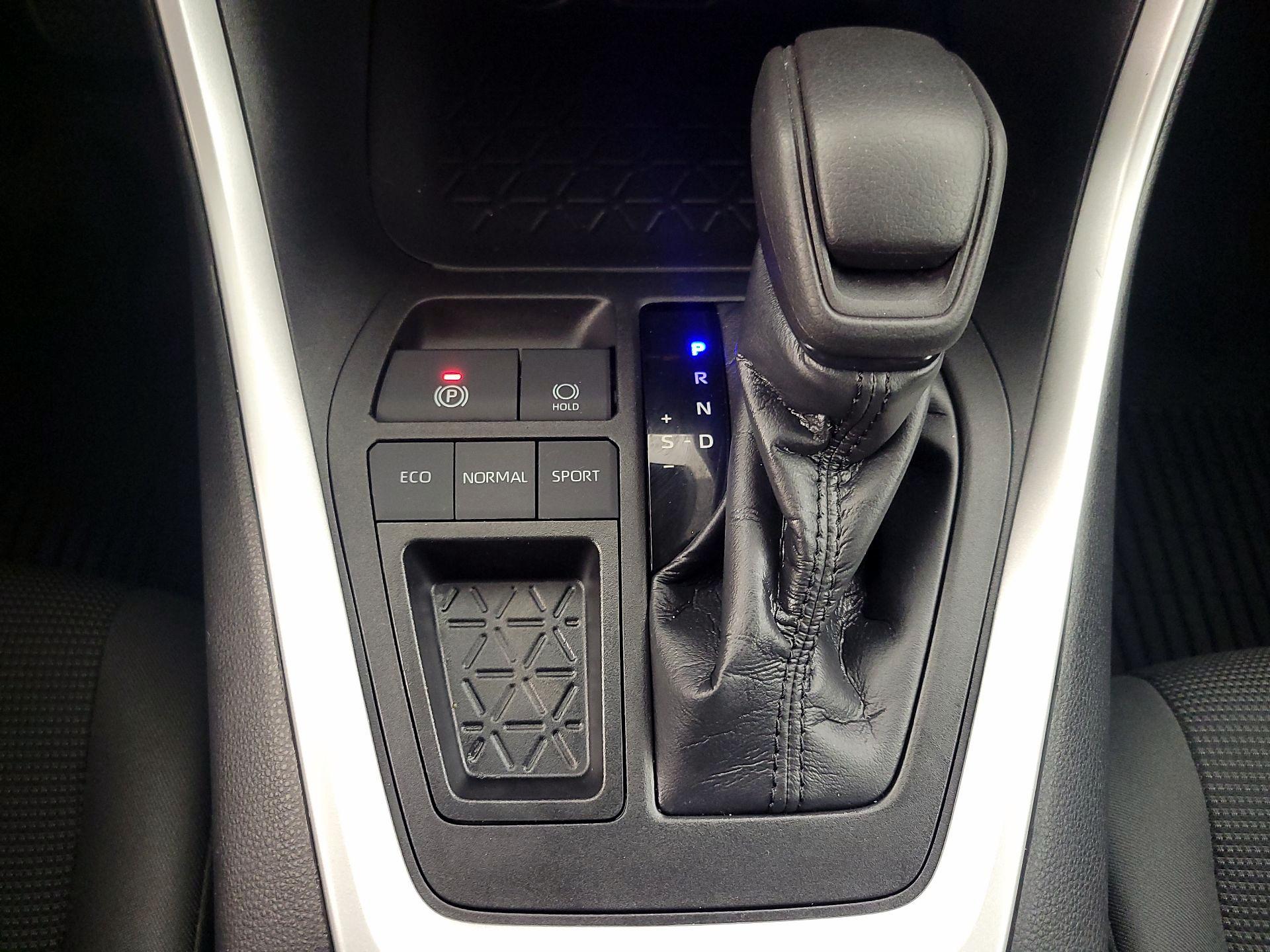 Thumbnail: 2021 Toyota RAV4 - 17