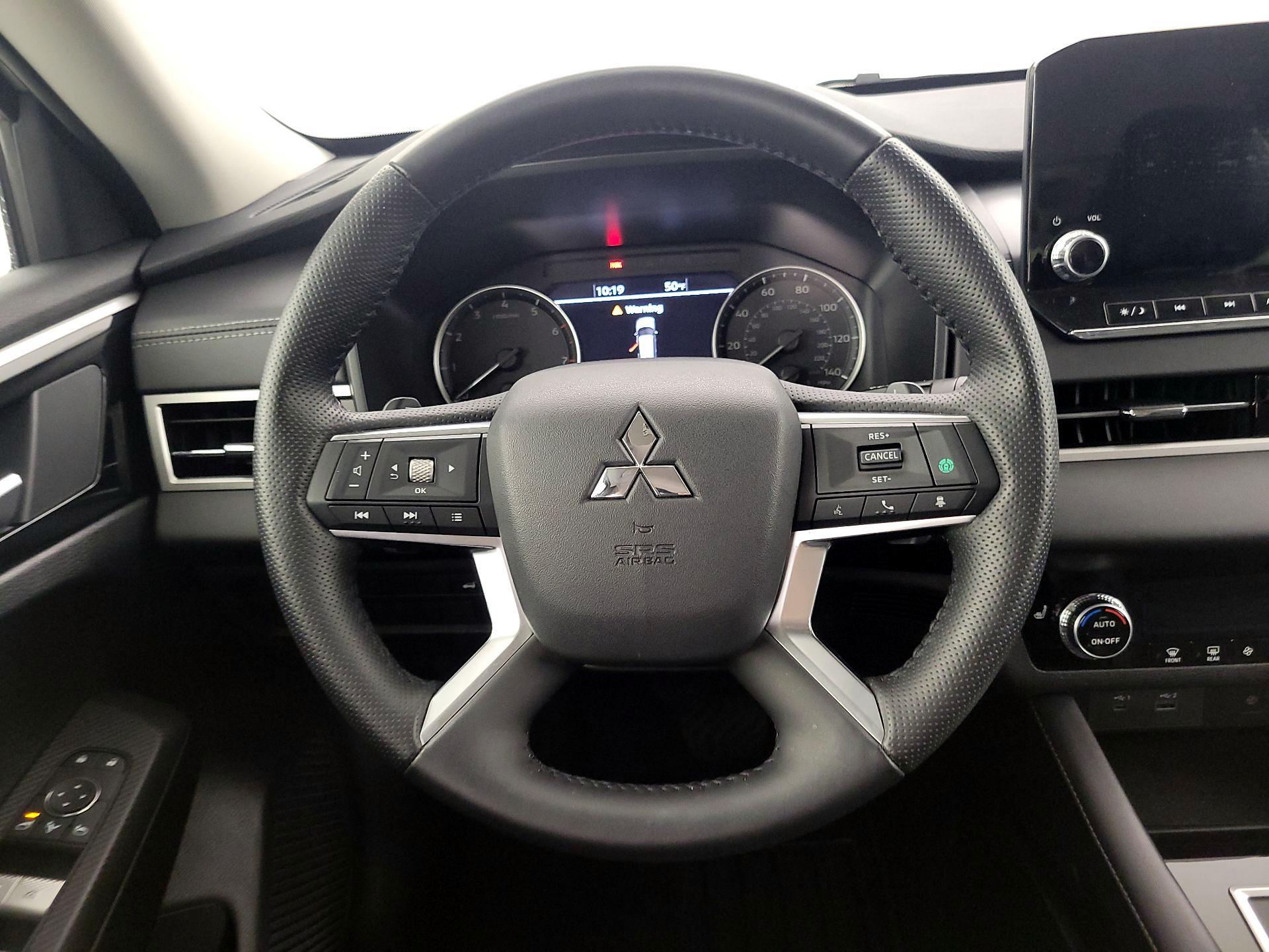 Thumbnail: 2024 Mitsubishi Outlander - 10