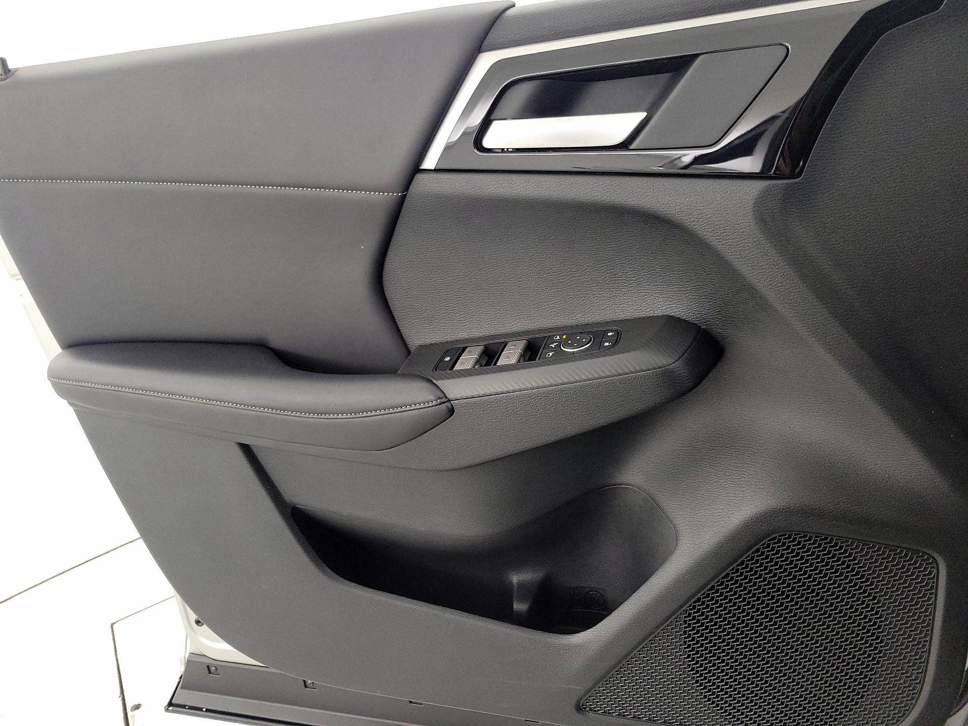 Thumbnail: 2024 Mitsubishi Outlander - 12