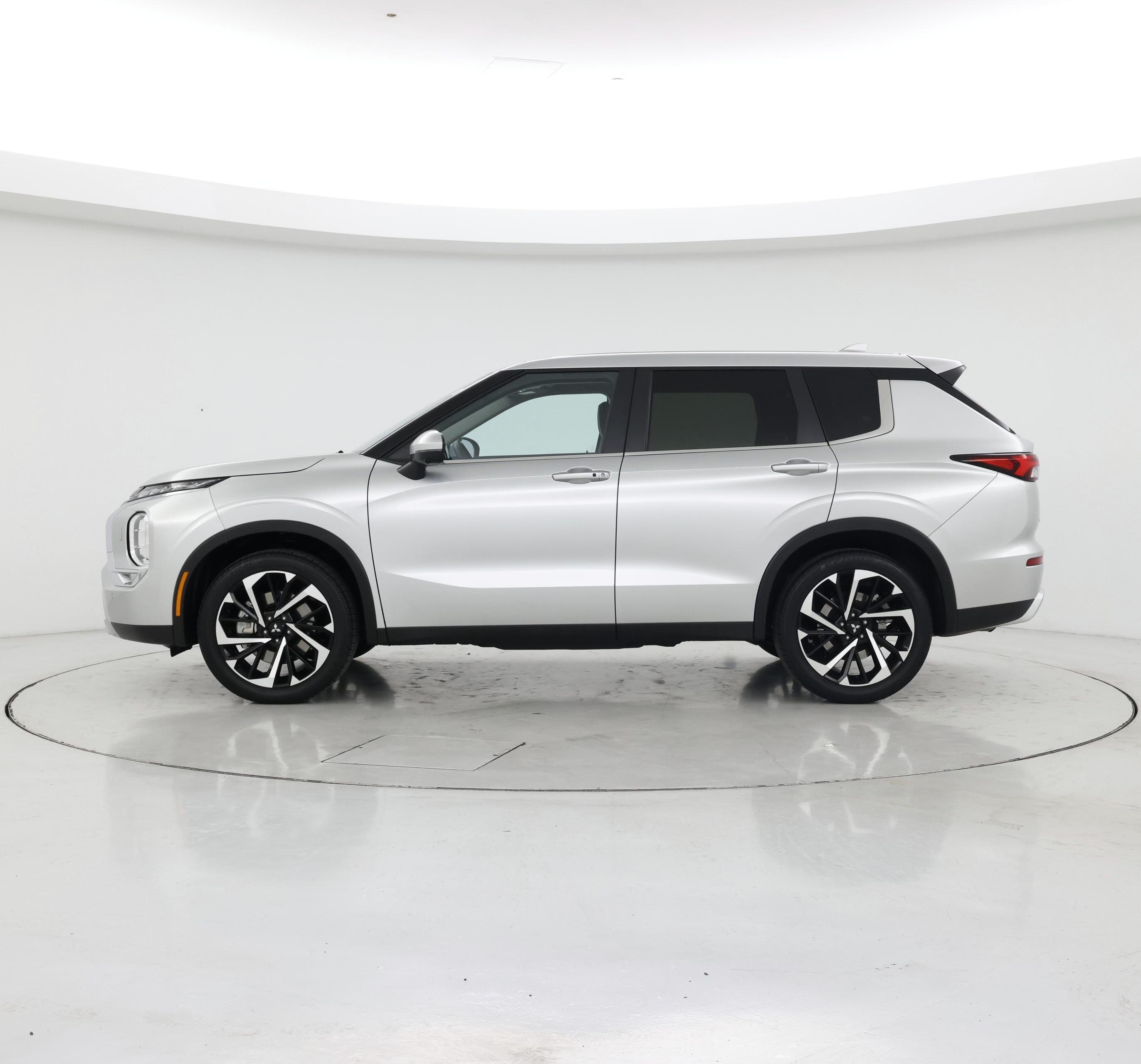 Thumbnail: 2024 Mitsubishi Outlander - 3