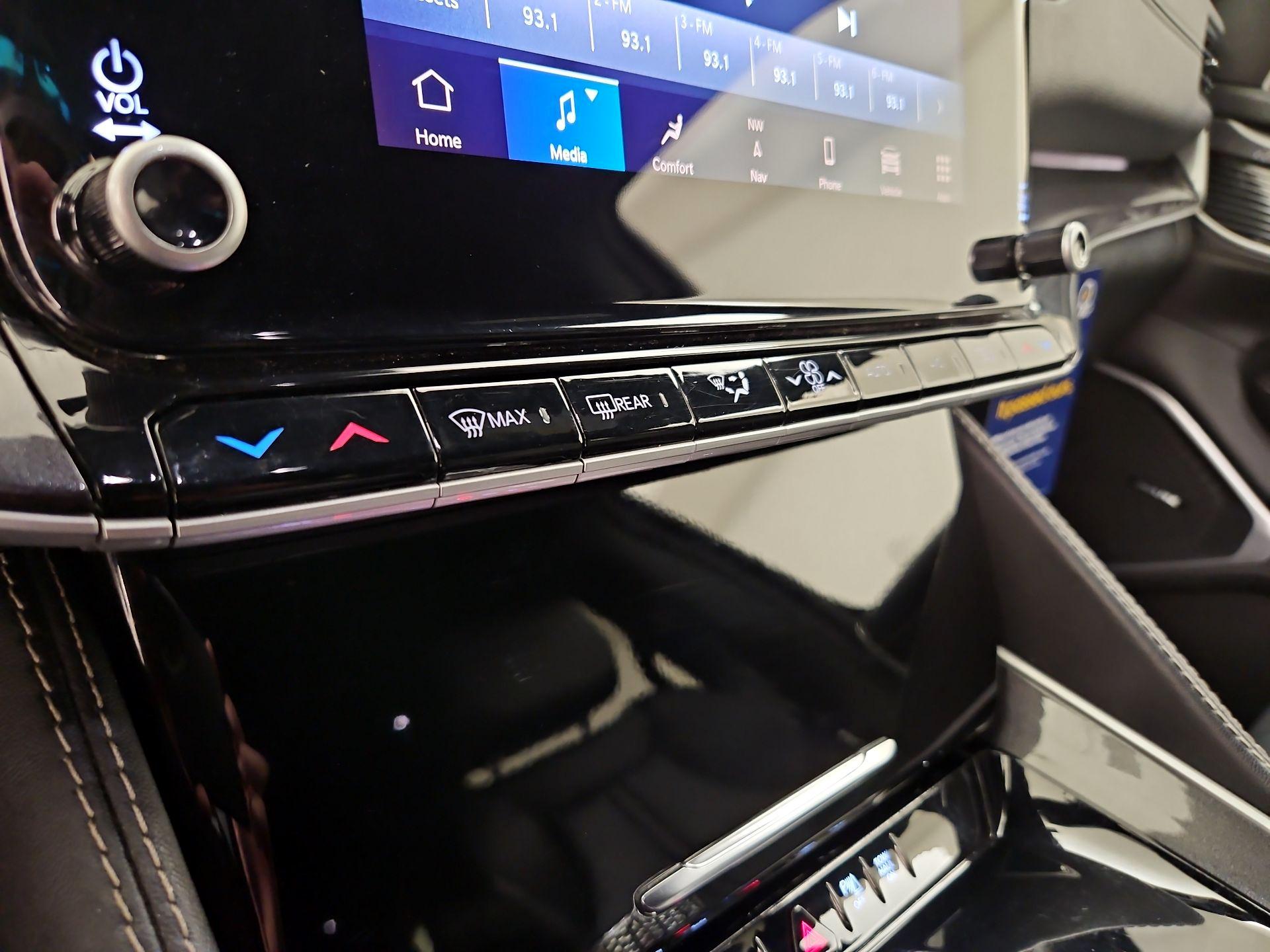 Thumbnail: 2024 Jeep Wagoneer - 17