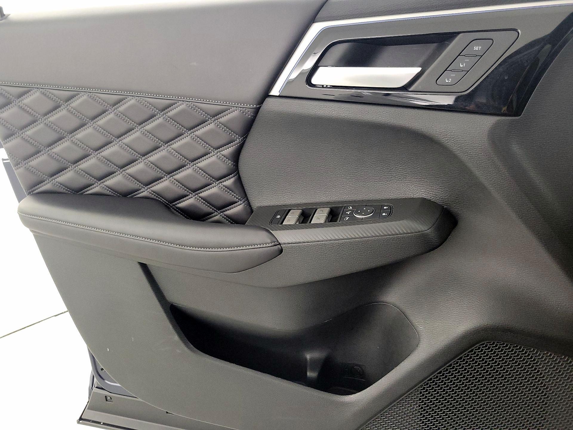 Thumbnail: 2024 Mitsubishi Outlander - 12