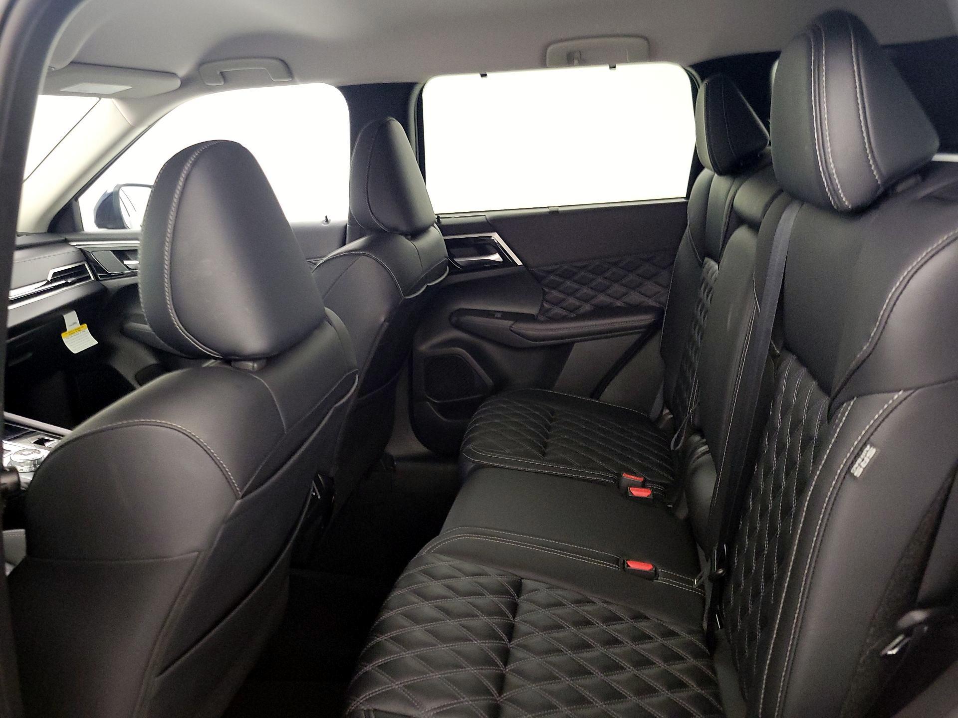 Thumbnail: 2024 Mitsubishi Outlander - 20